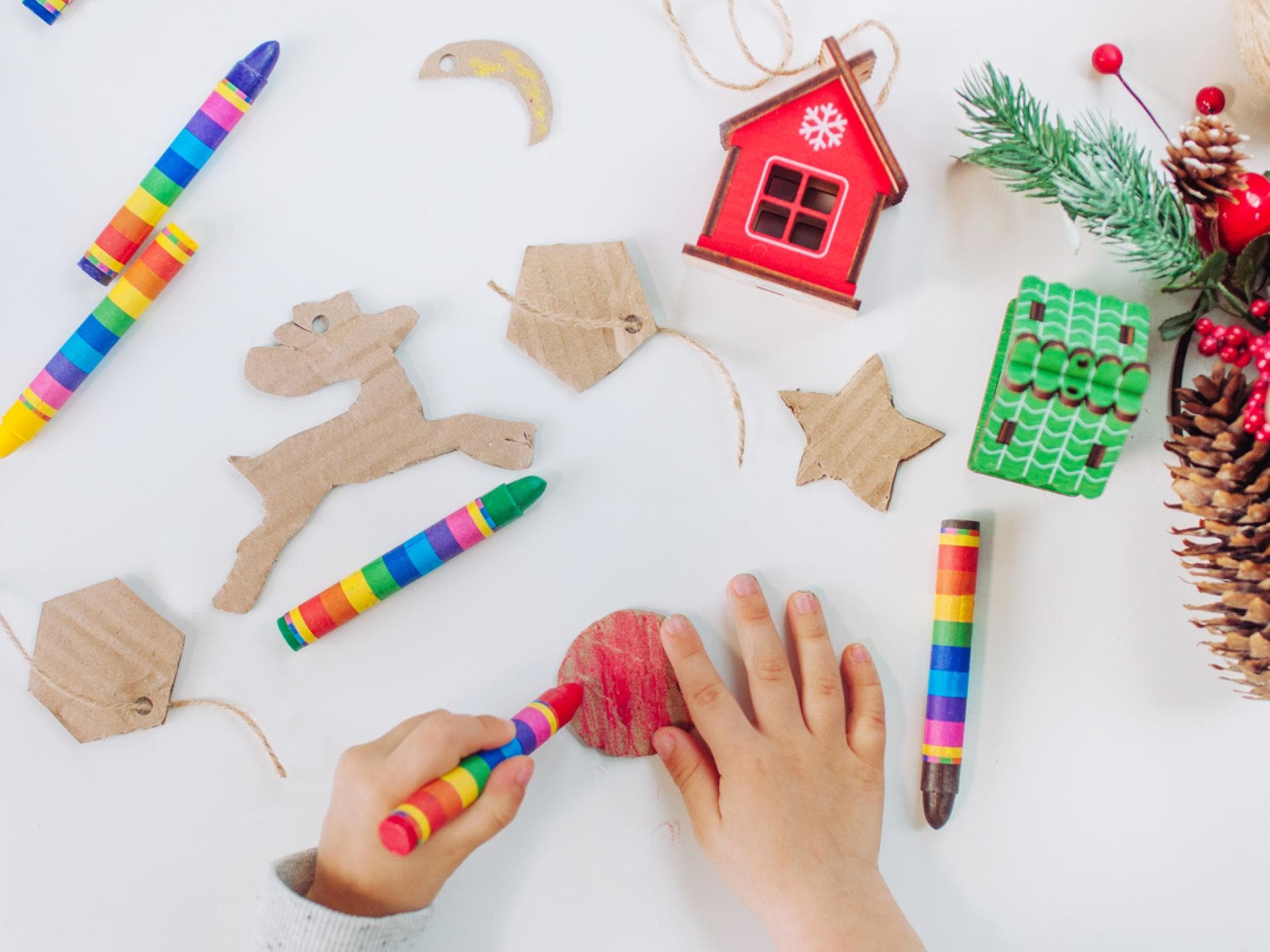 Weihnachtliche Ornamente aus Pappresten basteln Weihnachtliche Ornamente aus Pappresten