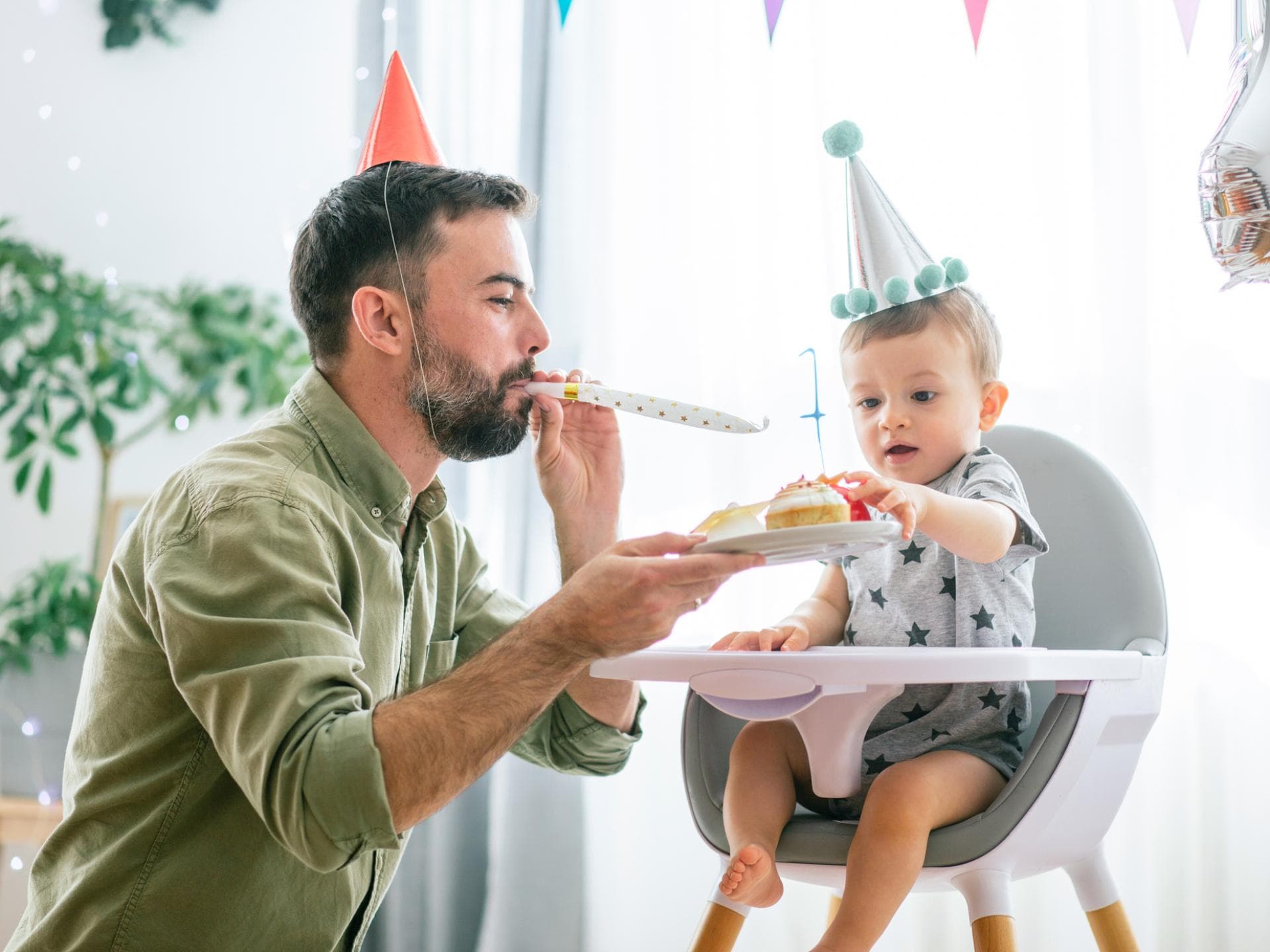 Glückwünsche zum ersten Geburtstag .. Ein kleines Kind feiert Geburtstag mit seinem Papa.