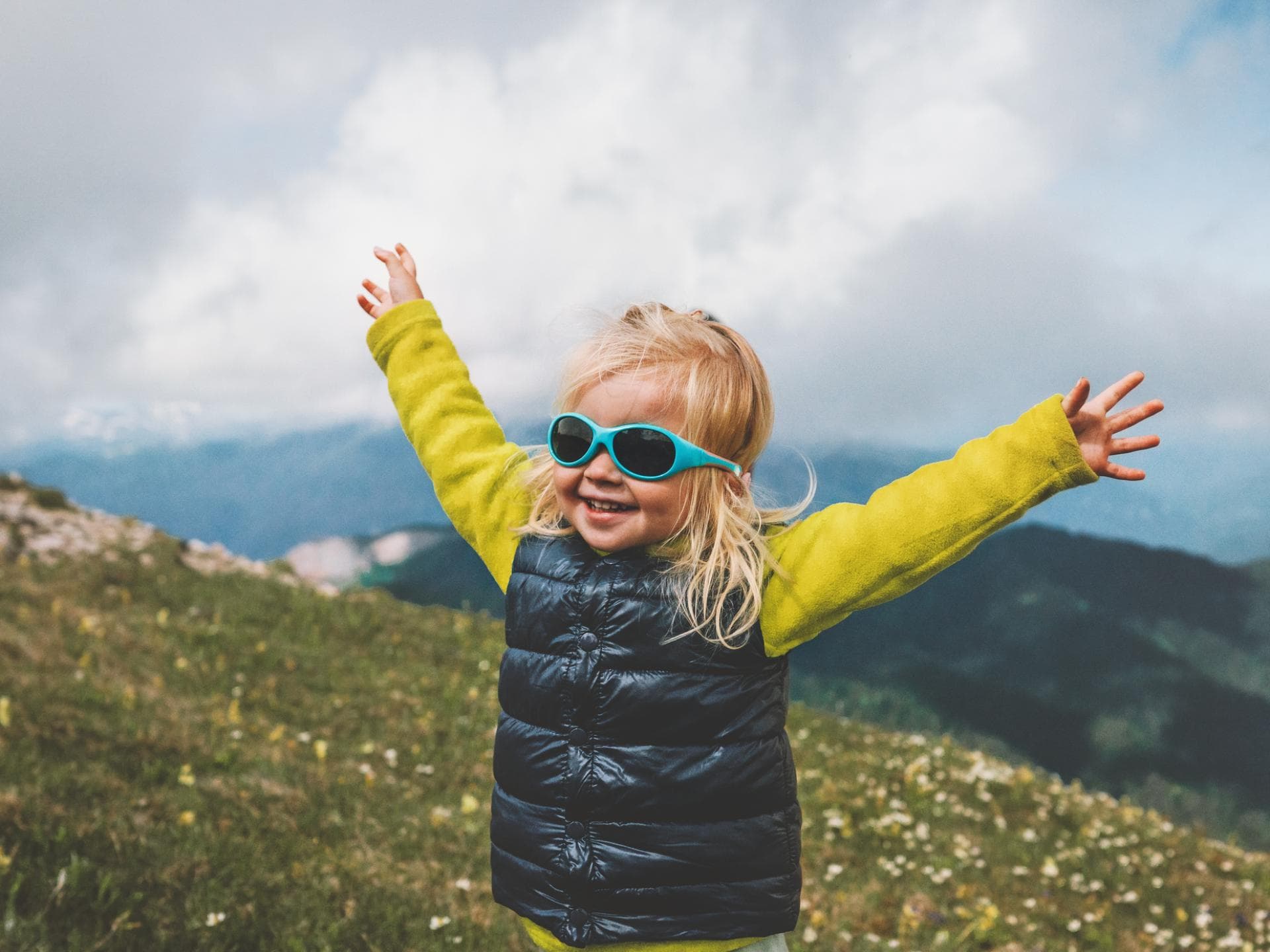 Ein kleines Mädchen in den Bergen