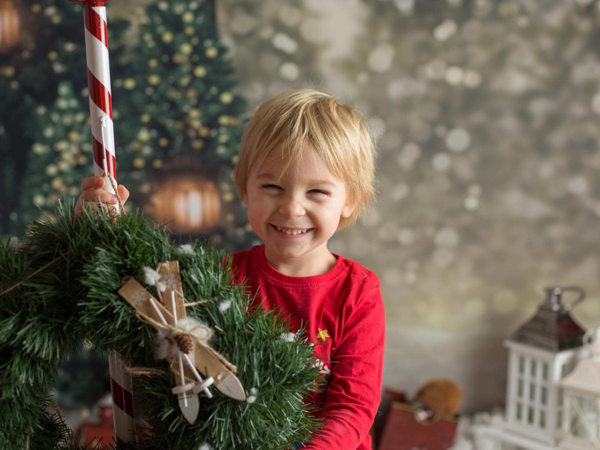 Alternativen zum Adventskalender für Kinder Ein kleiner Junge an Weihnachten