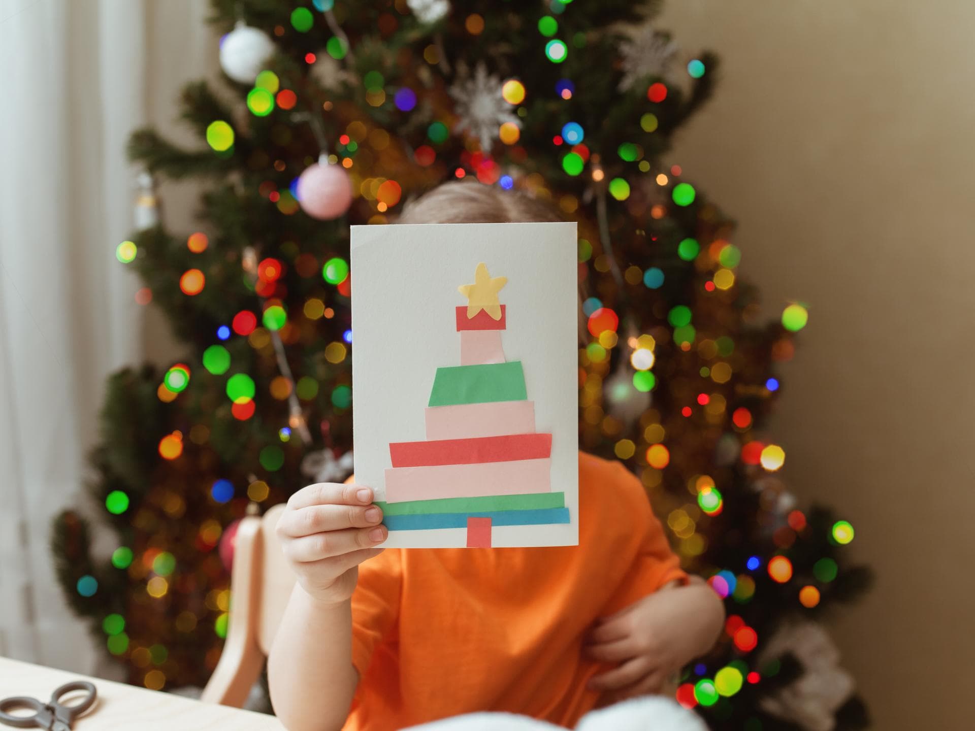 Eine selbstgebastelte Weihnachtskarte von einem Kind