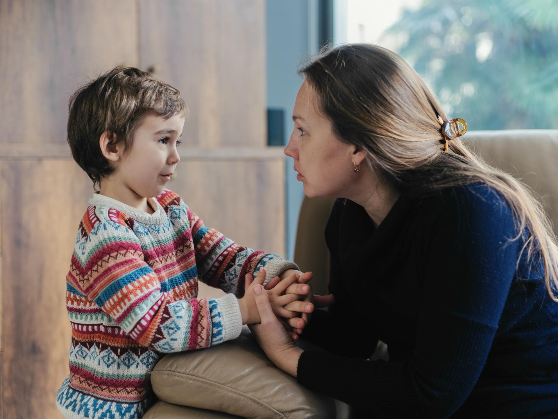 Eltern-Kind-Konflikte sind Hinweise auf mehr ... Eine Mutter und ihr weinender Sohn