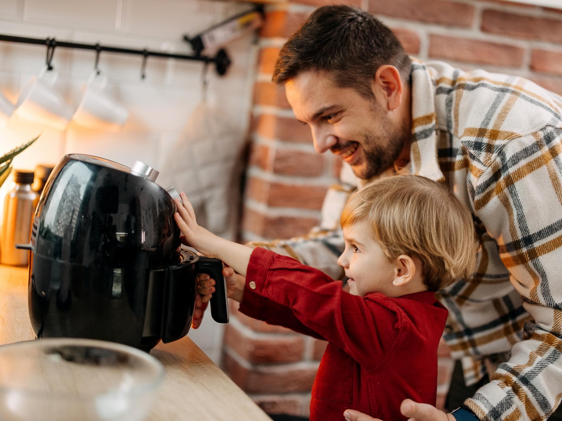 Essen mit der Heißluftfritteuse machen, kinderleicht! Ein Vater mit Sohn an der Heißluftfritteuse