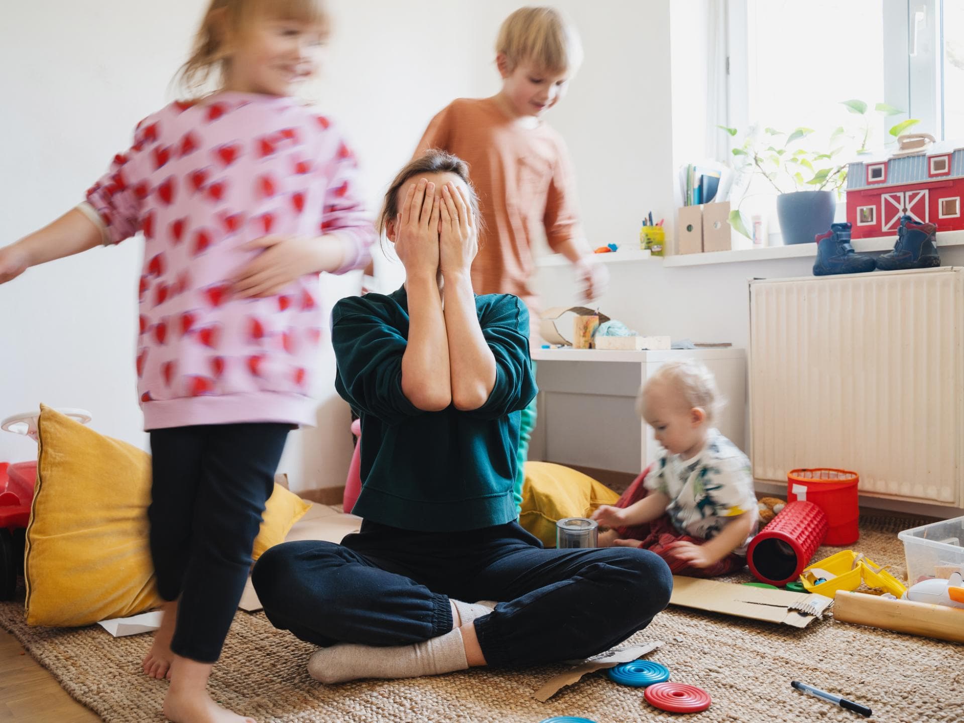 Kinder, die im Chaos tanzen