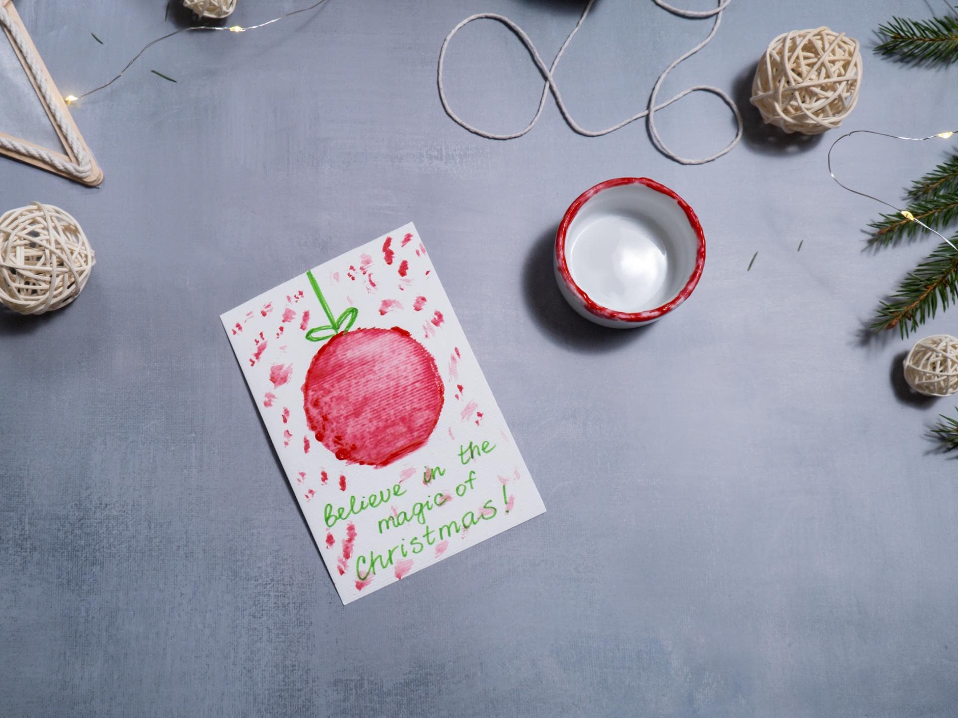 Eine Weihnachtskarte mit Weihnachtskugel