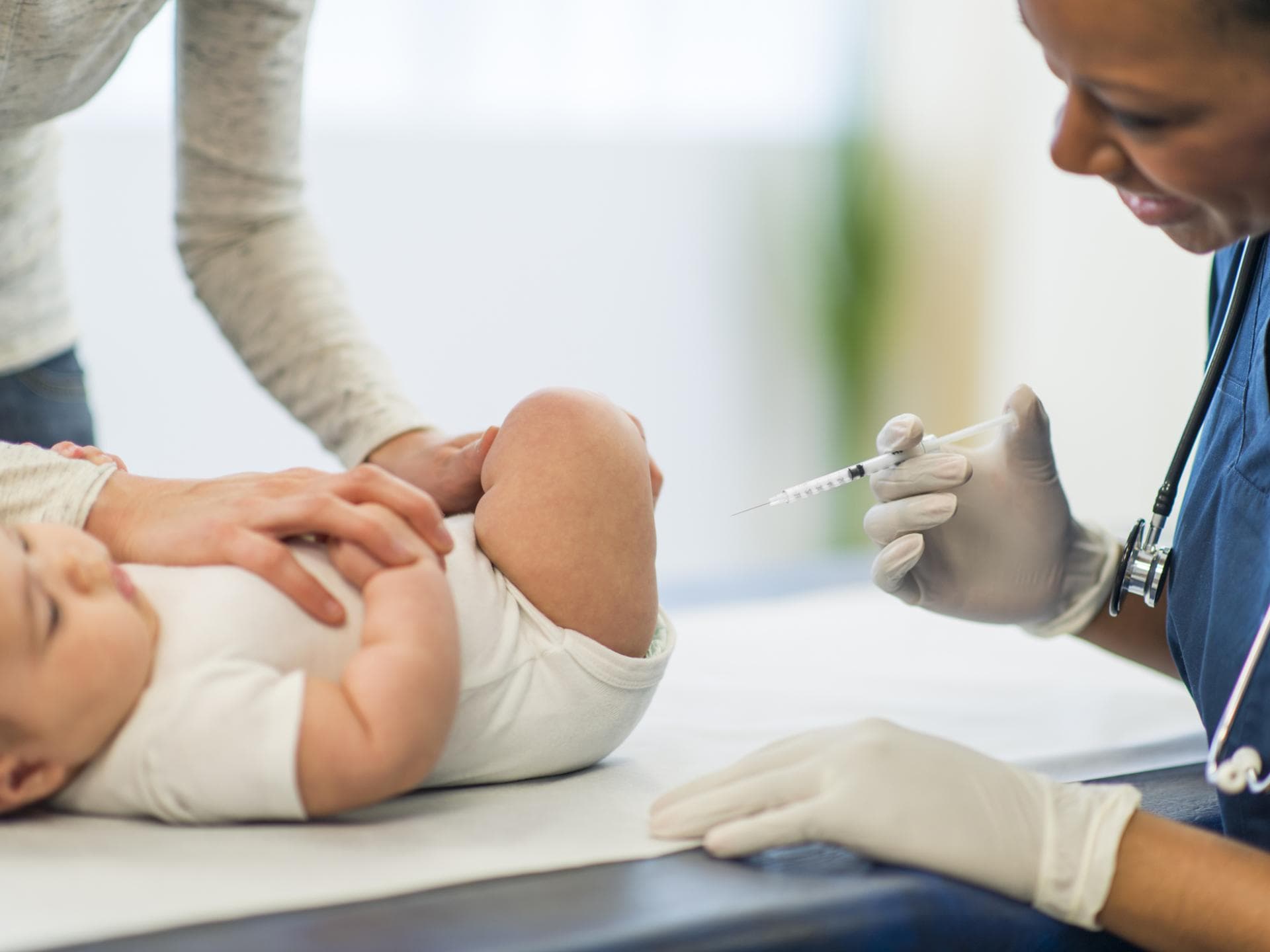 Ein Baby wird vom Kinderarzt geimpft.