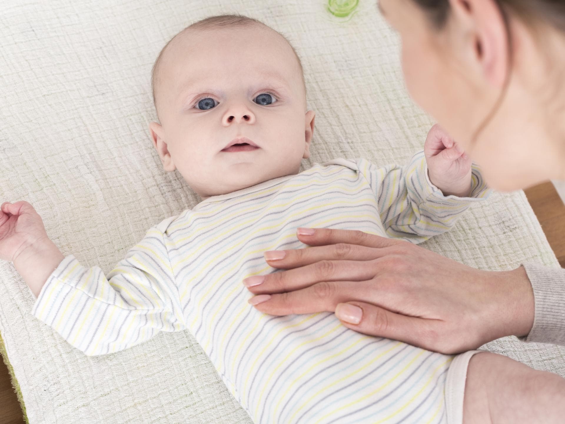 Baby bekommt eine Bauchmassage.