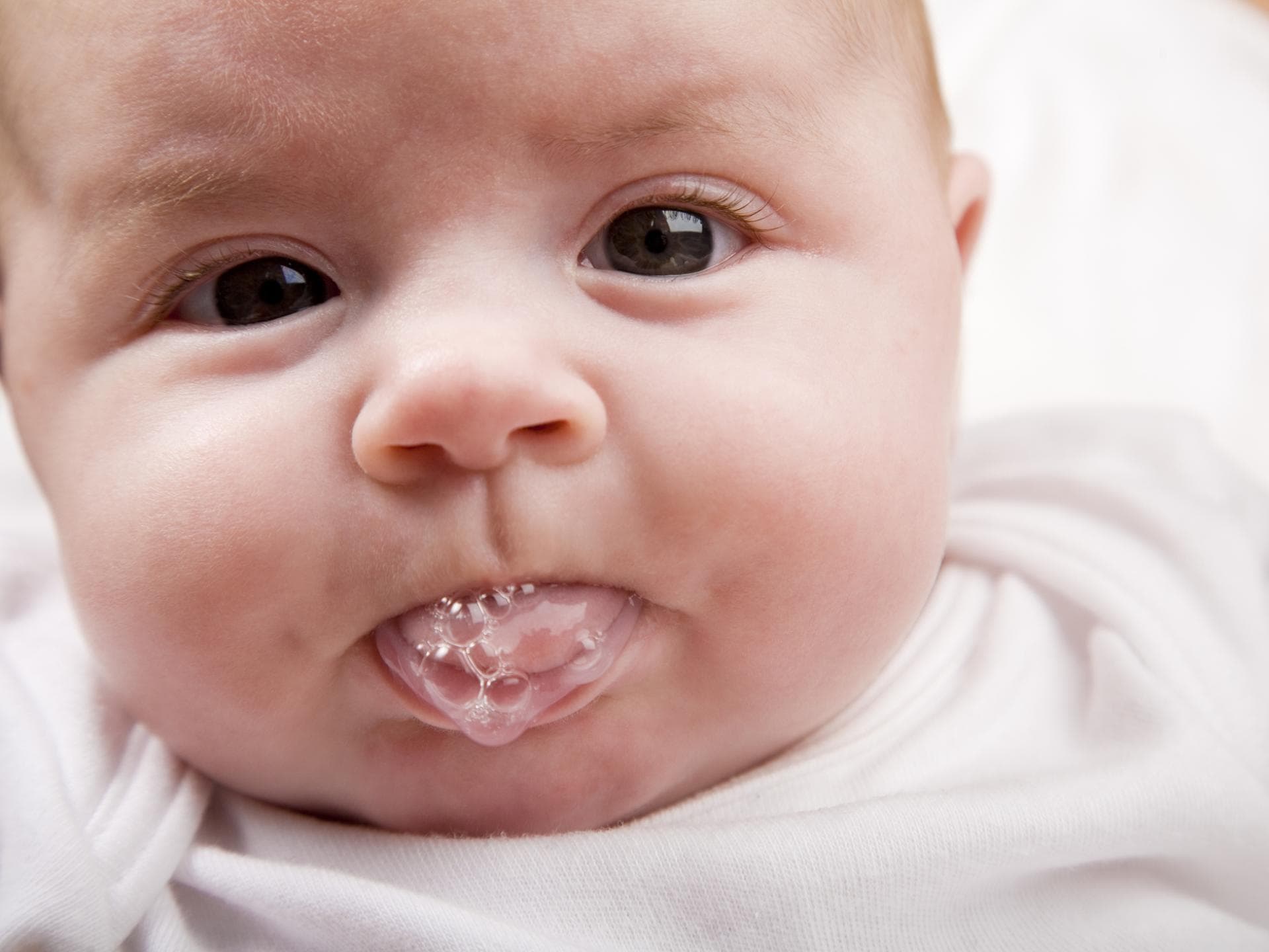 Baby macht Spuckebläschen.