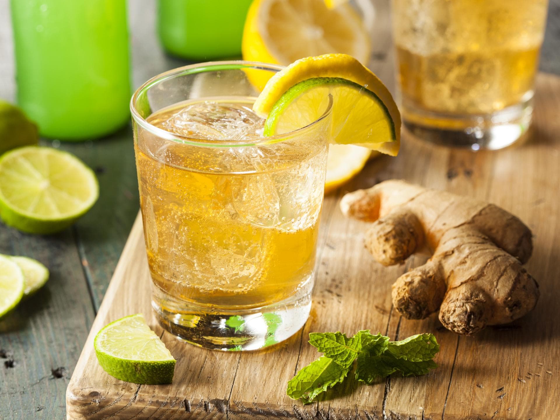 Ginger Ale mit Ingwer und Limette.
