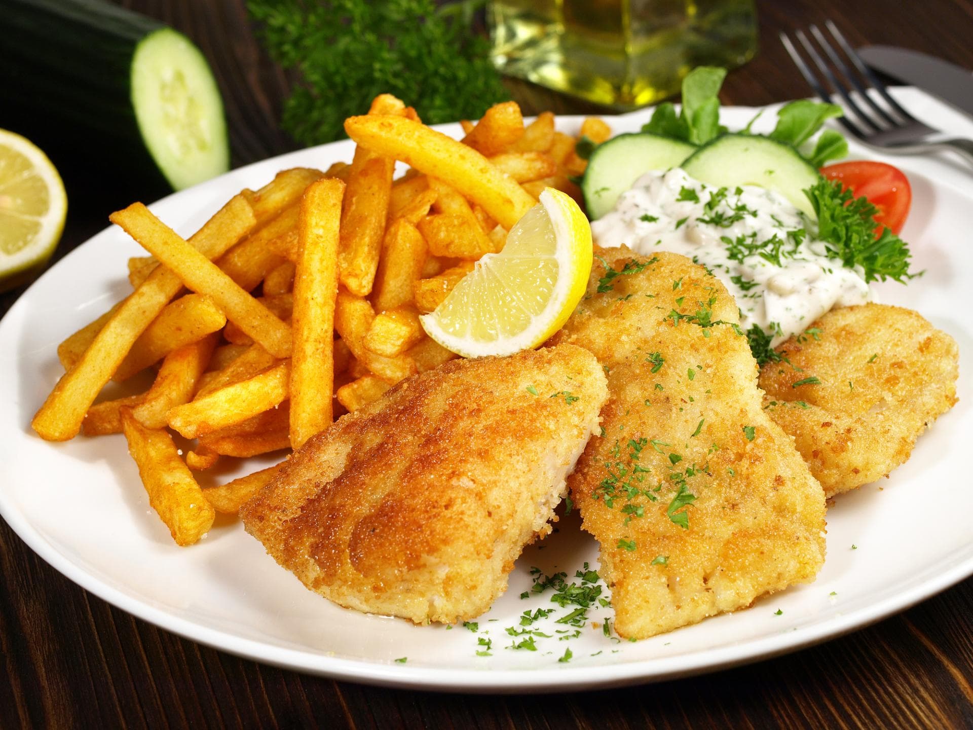 Teller mit Fisch, Pommes und Remoulade.