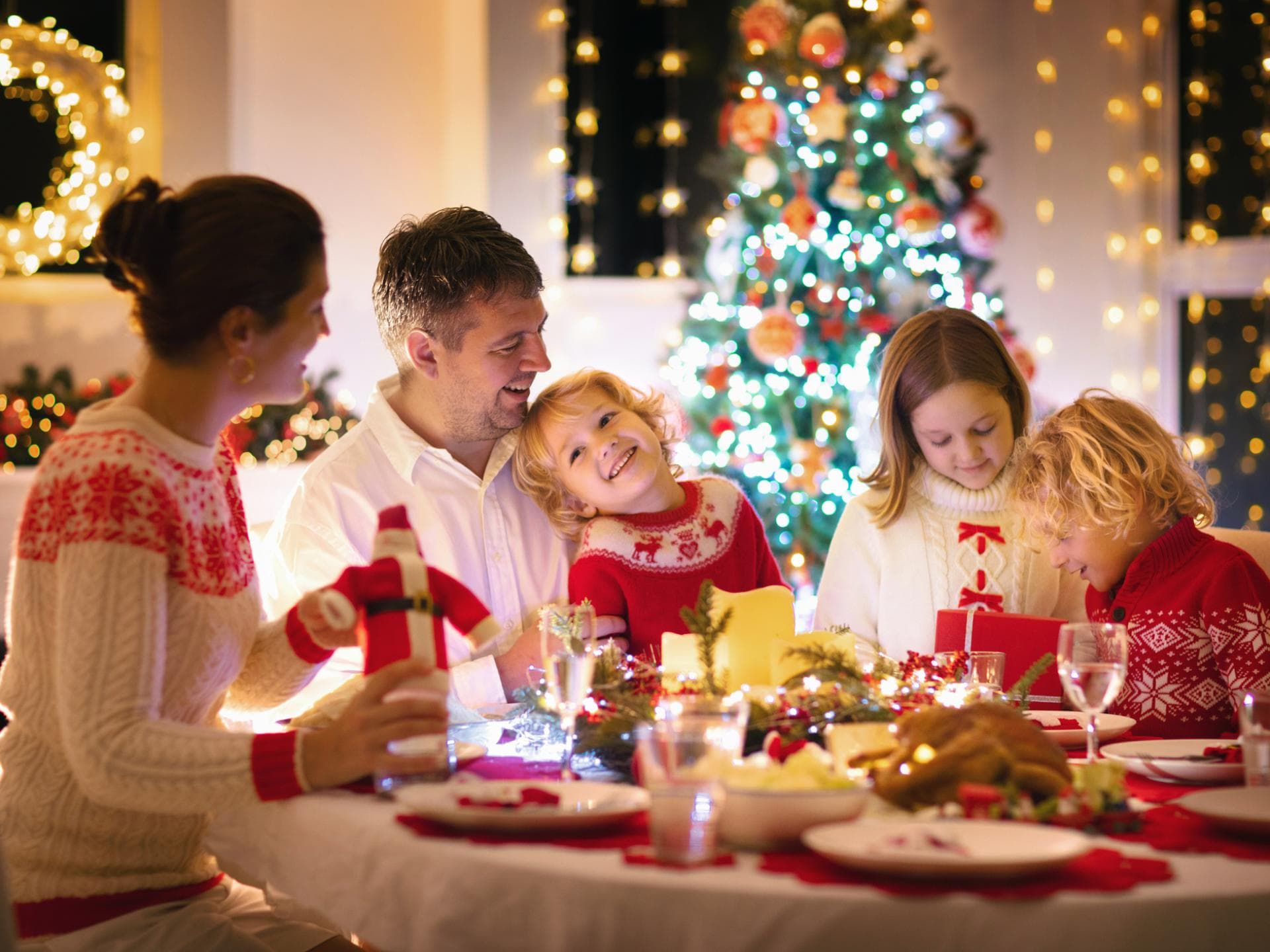 Familie beim Weihnachtsessen
