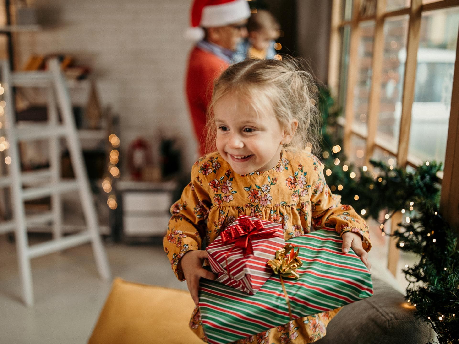 Bitte nicht noch mehr Spielzeug schenken ... Ein Mädchen bekommt Weihnachtsgeschenke ...