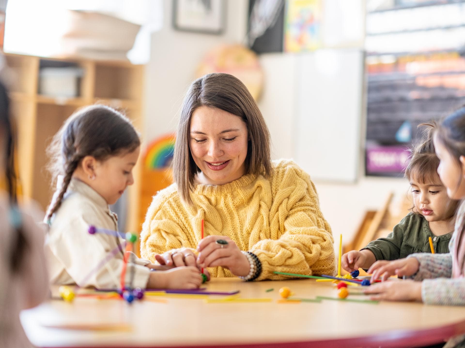 Eine Erzieherin im Kindergarten