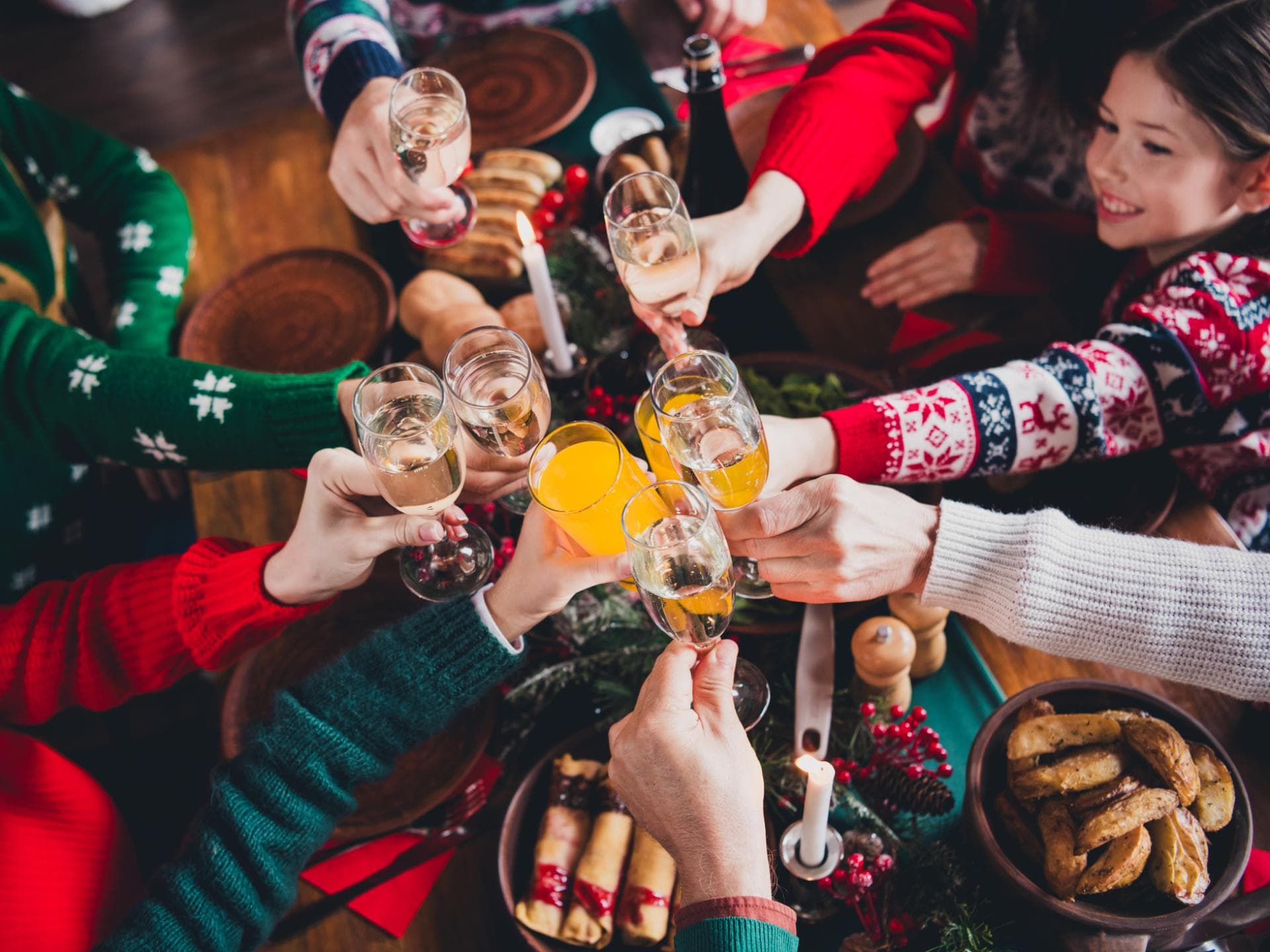 Zu Weihnachten stößt eine Familie mit Gläsern an. 