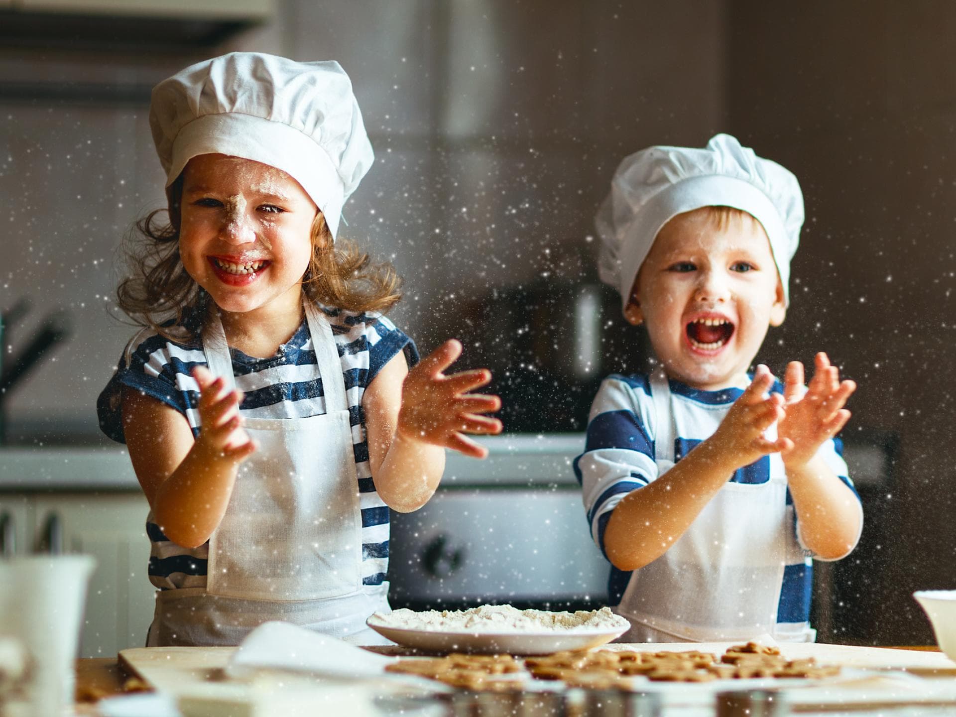Kinder backen in der Küche