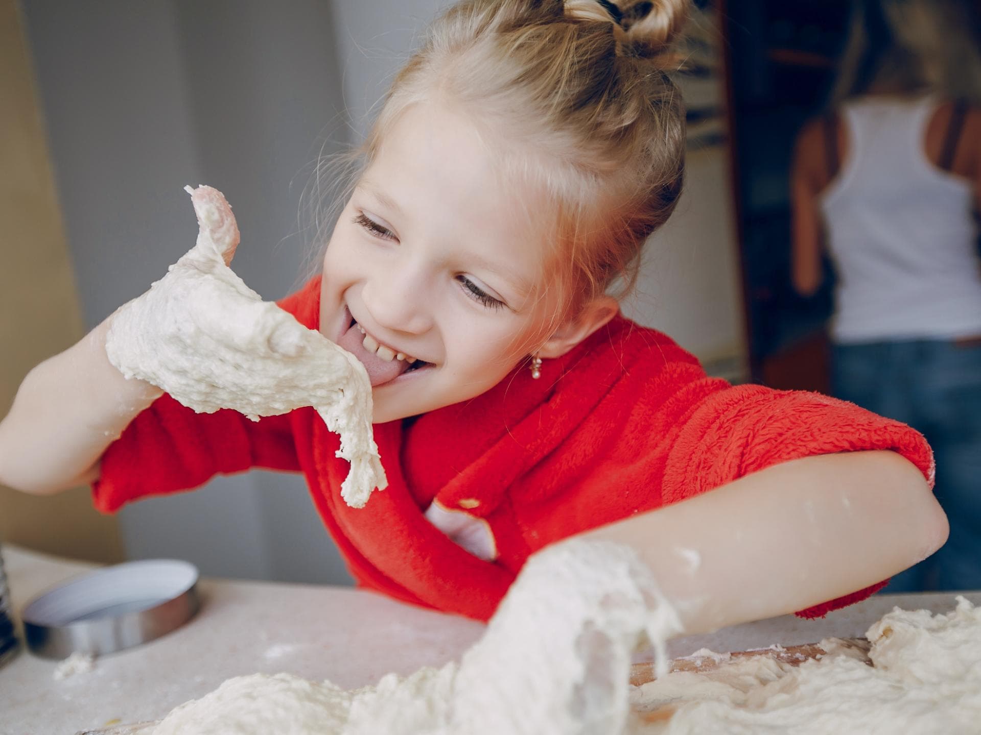 Rohen Teig naschen – ist das okay? Kind isst rohen Teig ...