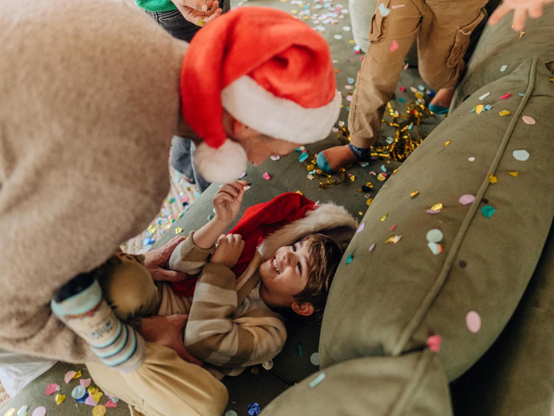 Ruhig bleiben, auch wenn's chaotisch wird. Vater und Sohn toben an Weihnachten.