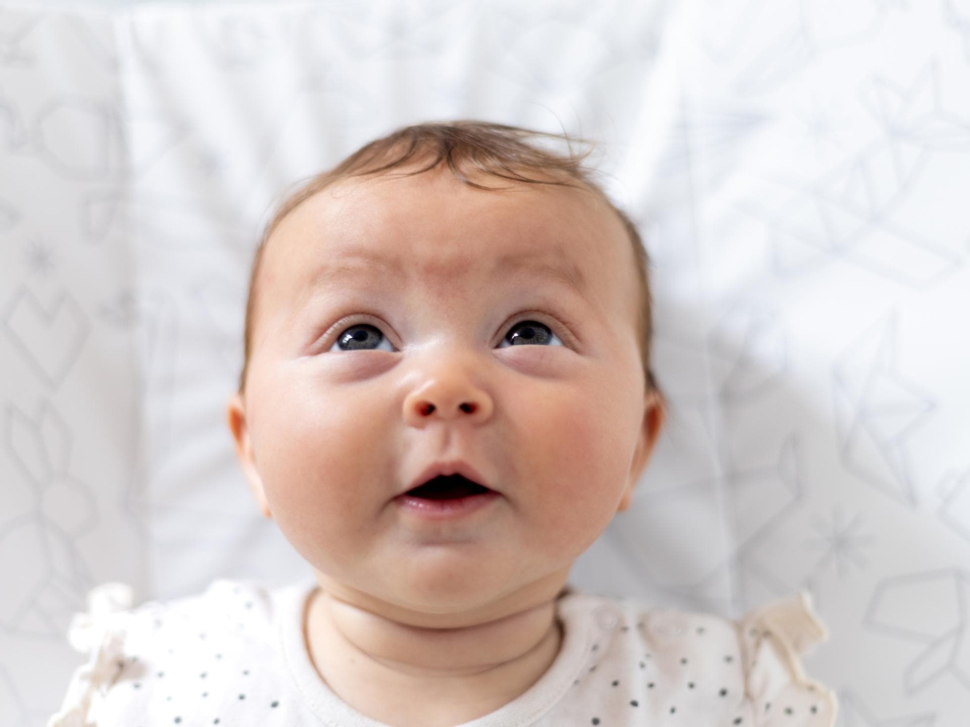 Lustiges Baby auf Wickelauflage.