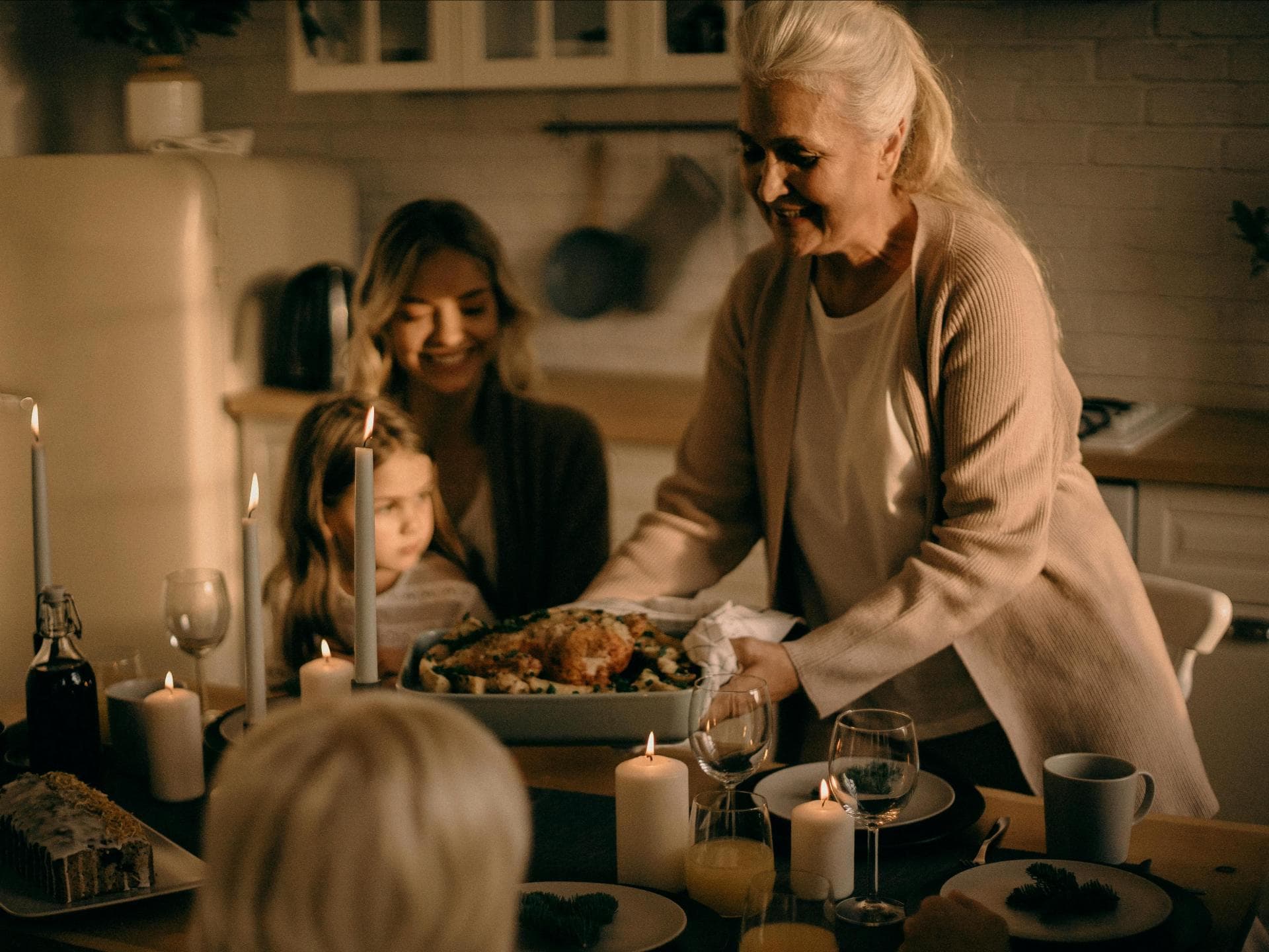 Kinder und Mutter essen bei der Oma.