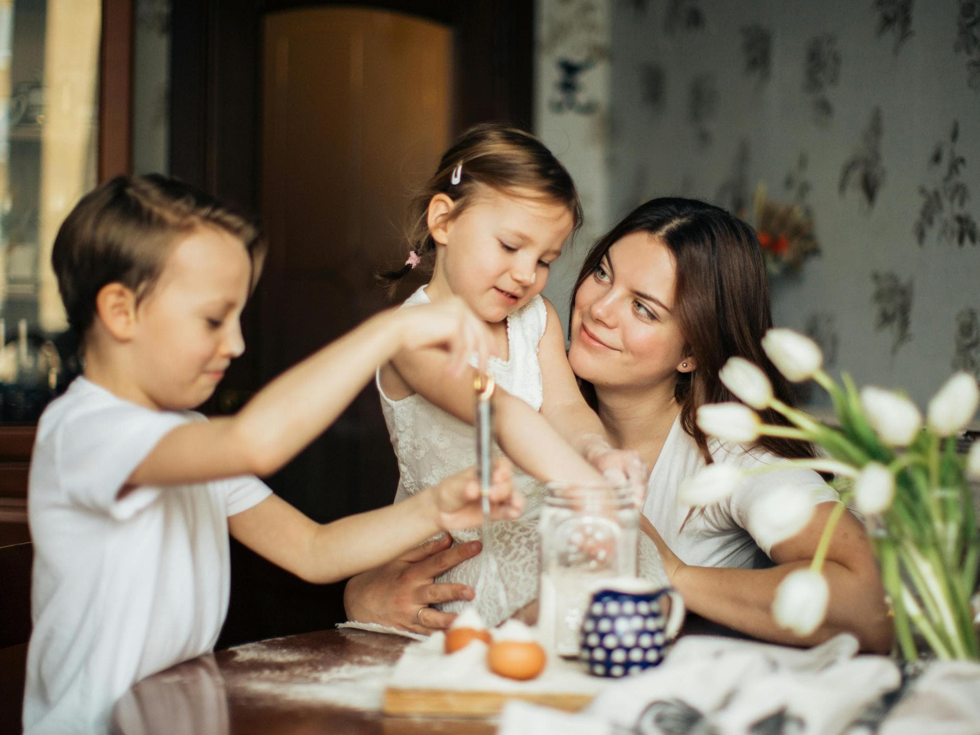 Gentle Parenting lebt von Verständnis und Empathie. Liebevolle Mutter mit zwei Kindern.