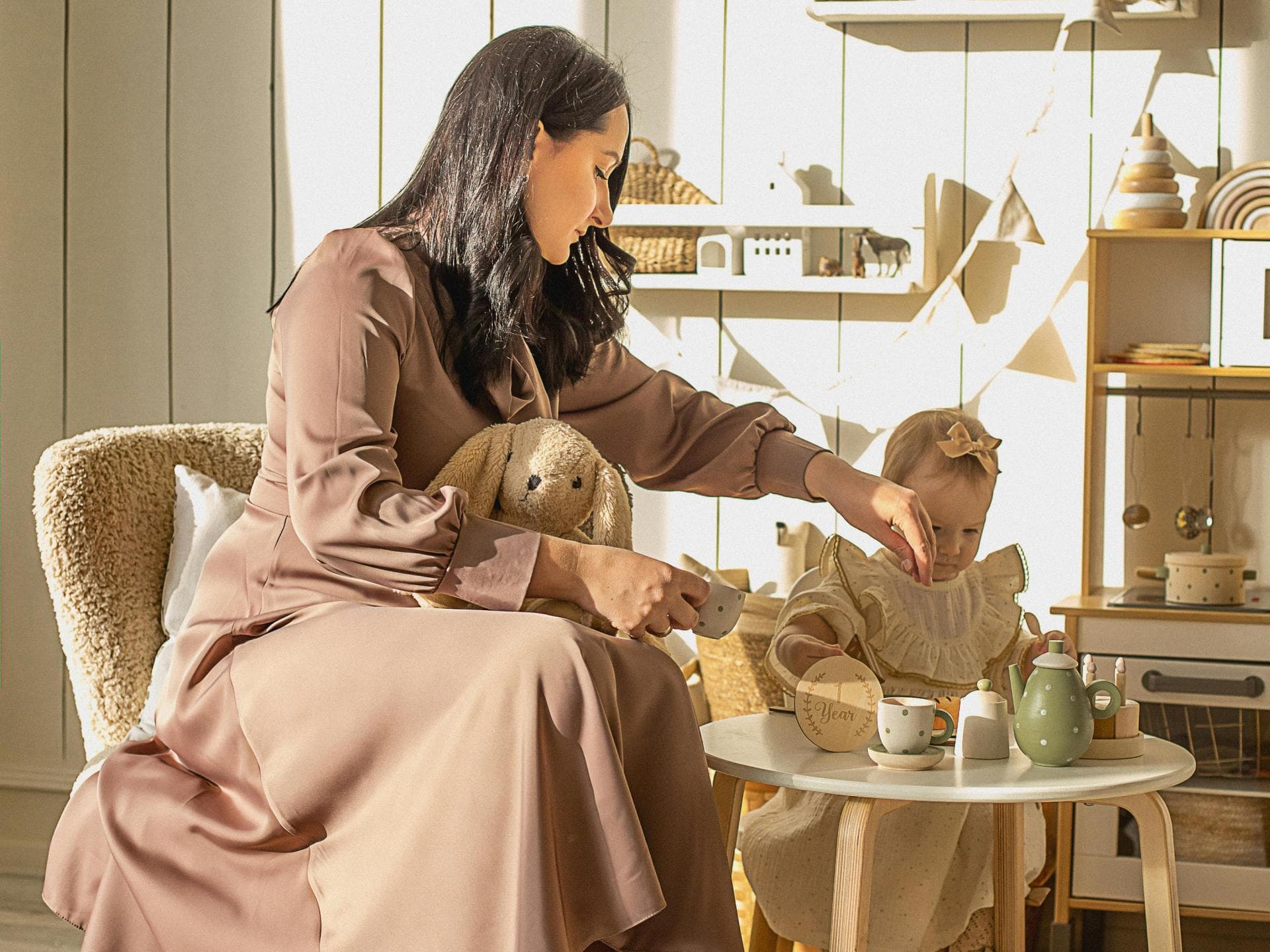 Mutter und Kind in einer Spielküche