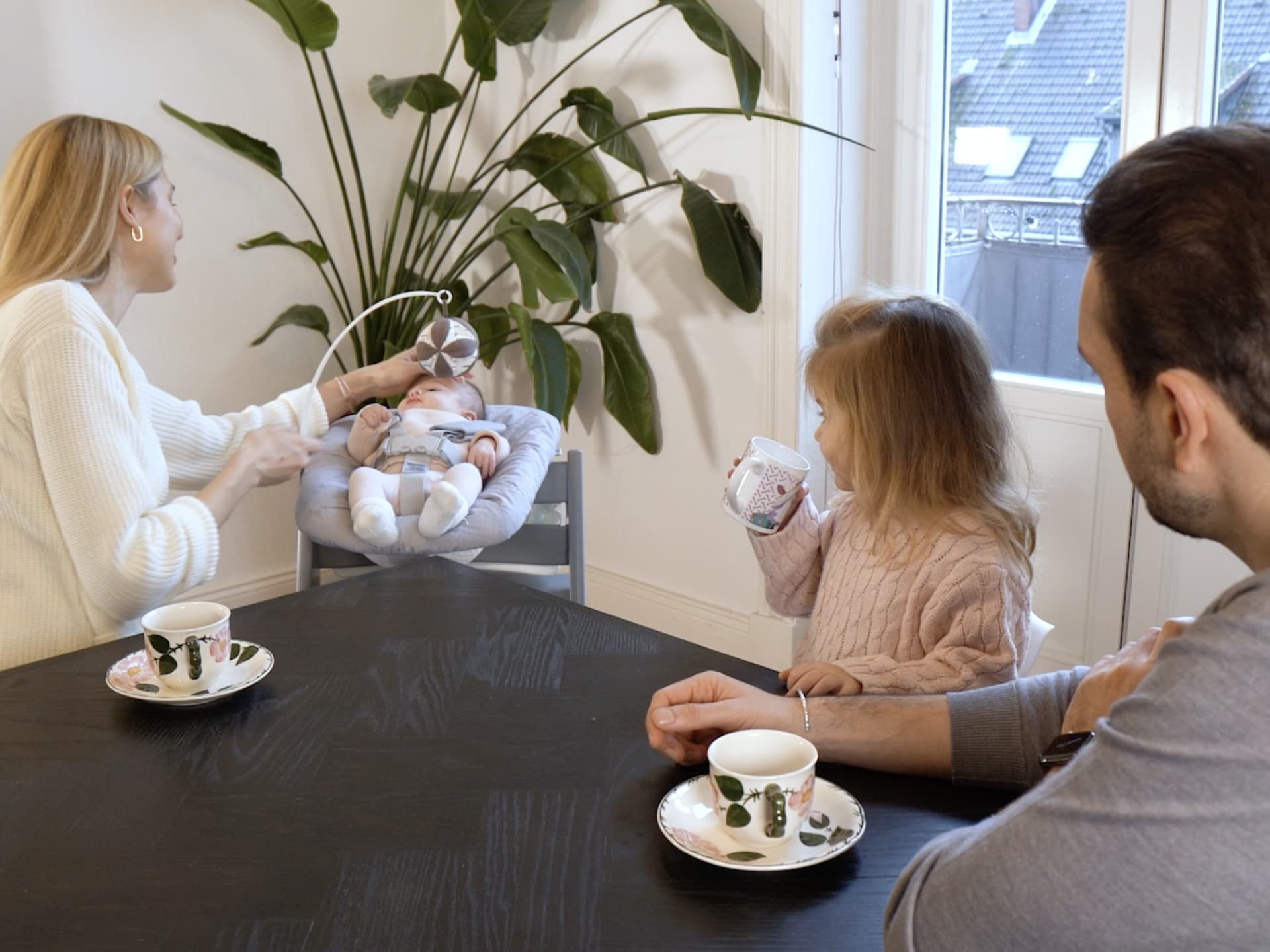 Ideal fürs Familienleben: Die Hochstühle Tripp Trapp (links) und Nomi (rechts).