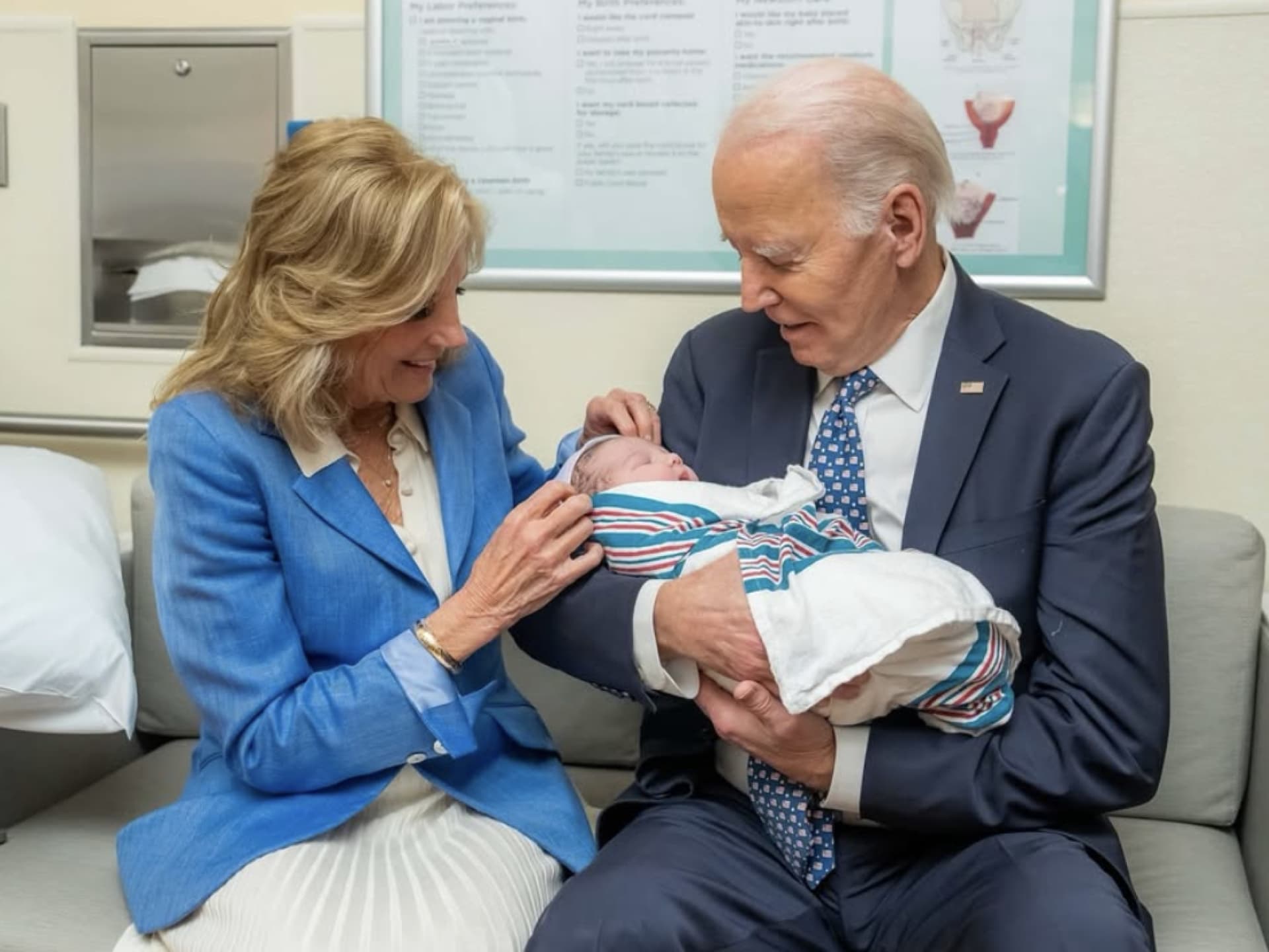 Joe Biden mit Frau Jill und Urenkel auf dem Arm Joe Biden mit Frau Jill und Urenkel auf dem Arm