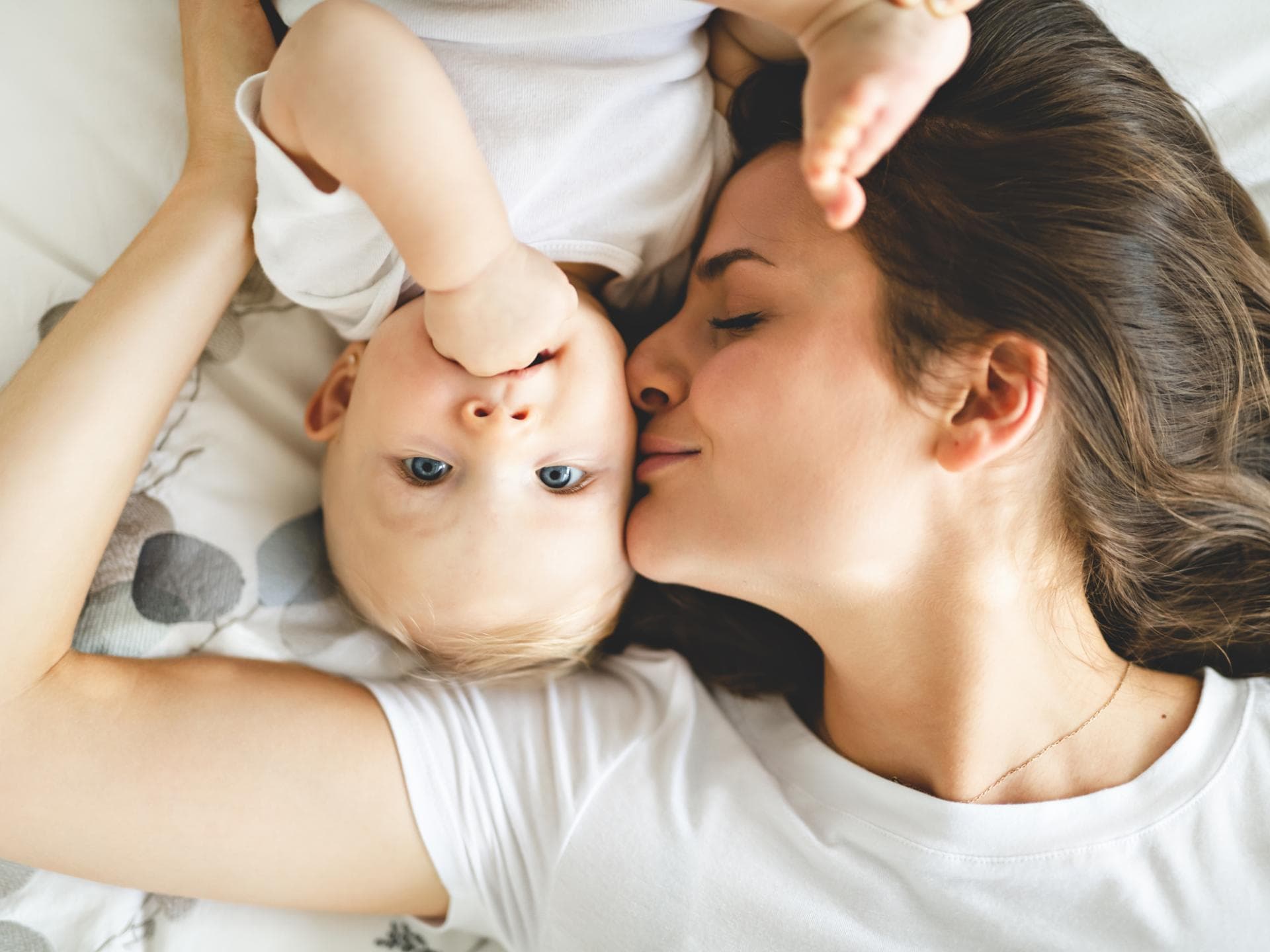 Mutter mit Baby im Bett