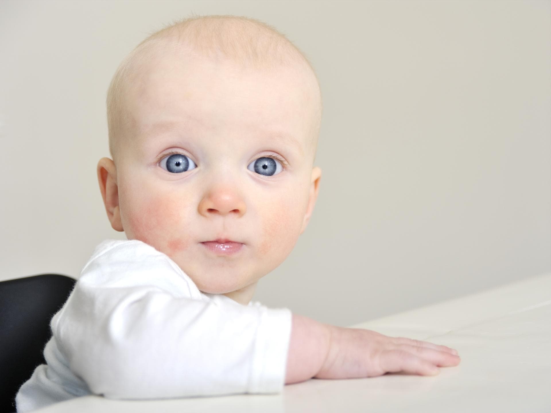Viele beliebte Babynamen haben in den letzten Jahren stark verloren. Baby guckt in die Kamera.