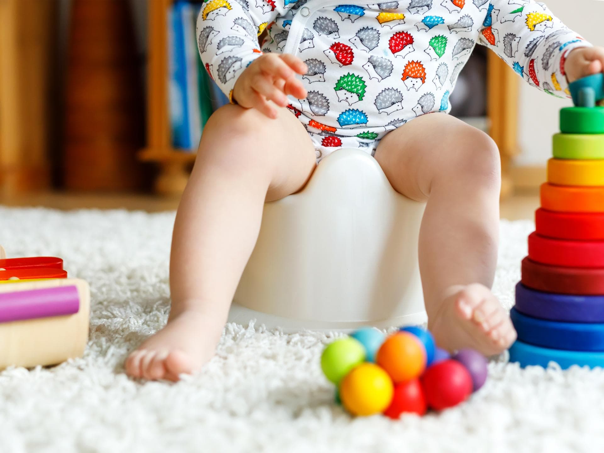 Expertin sagt, dass Babys bereits mit 18 Monaten trocken sein können. Baby sitzt auf dem Töpfchen