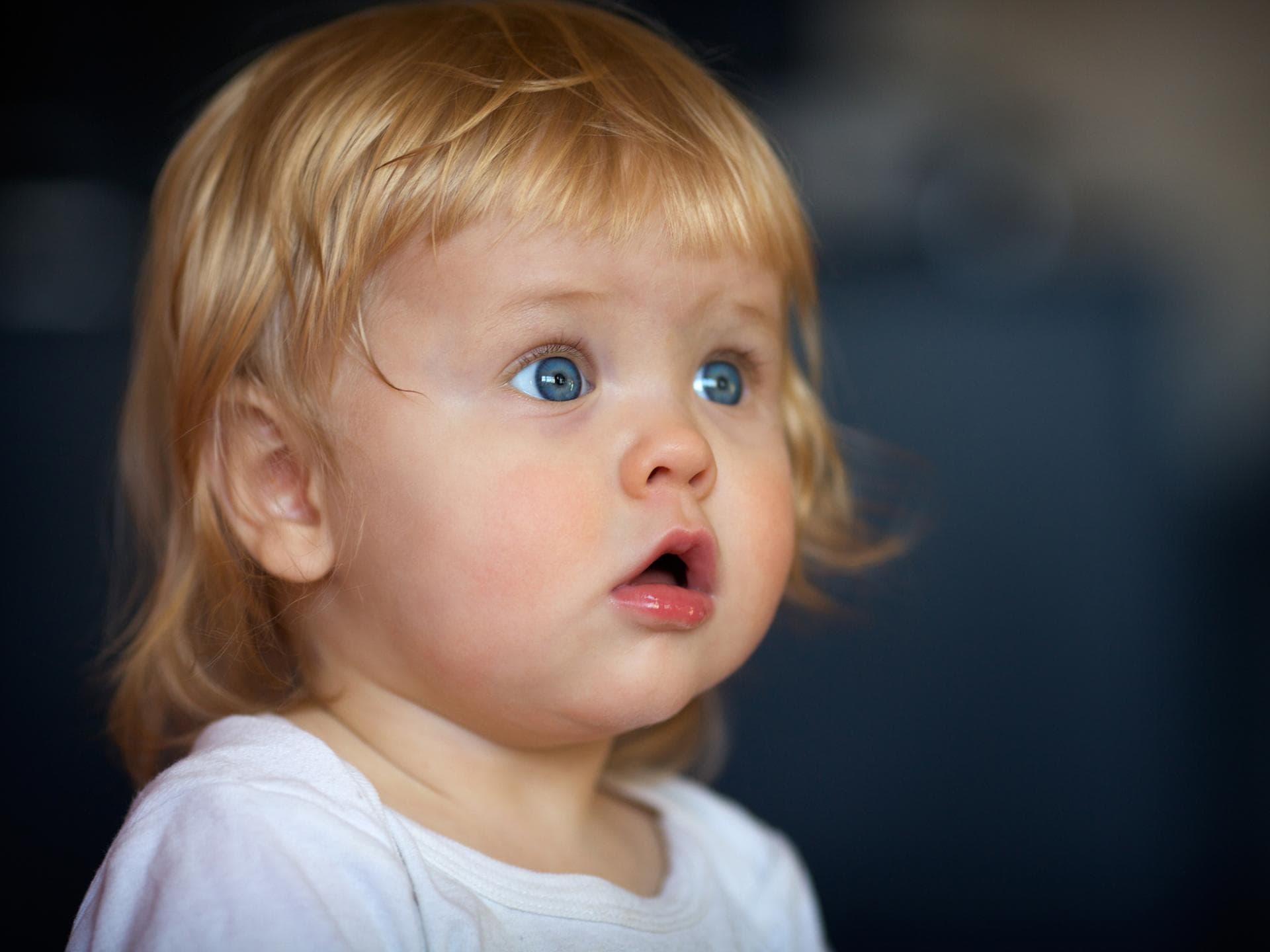 Kinder verstehen Begründungen erst ab einem bestimmten Alter. Staunendes Kleinkind.