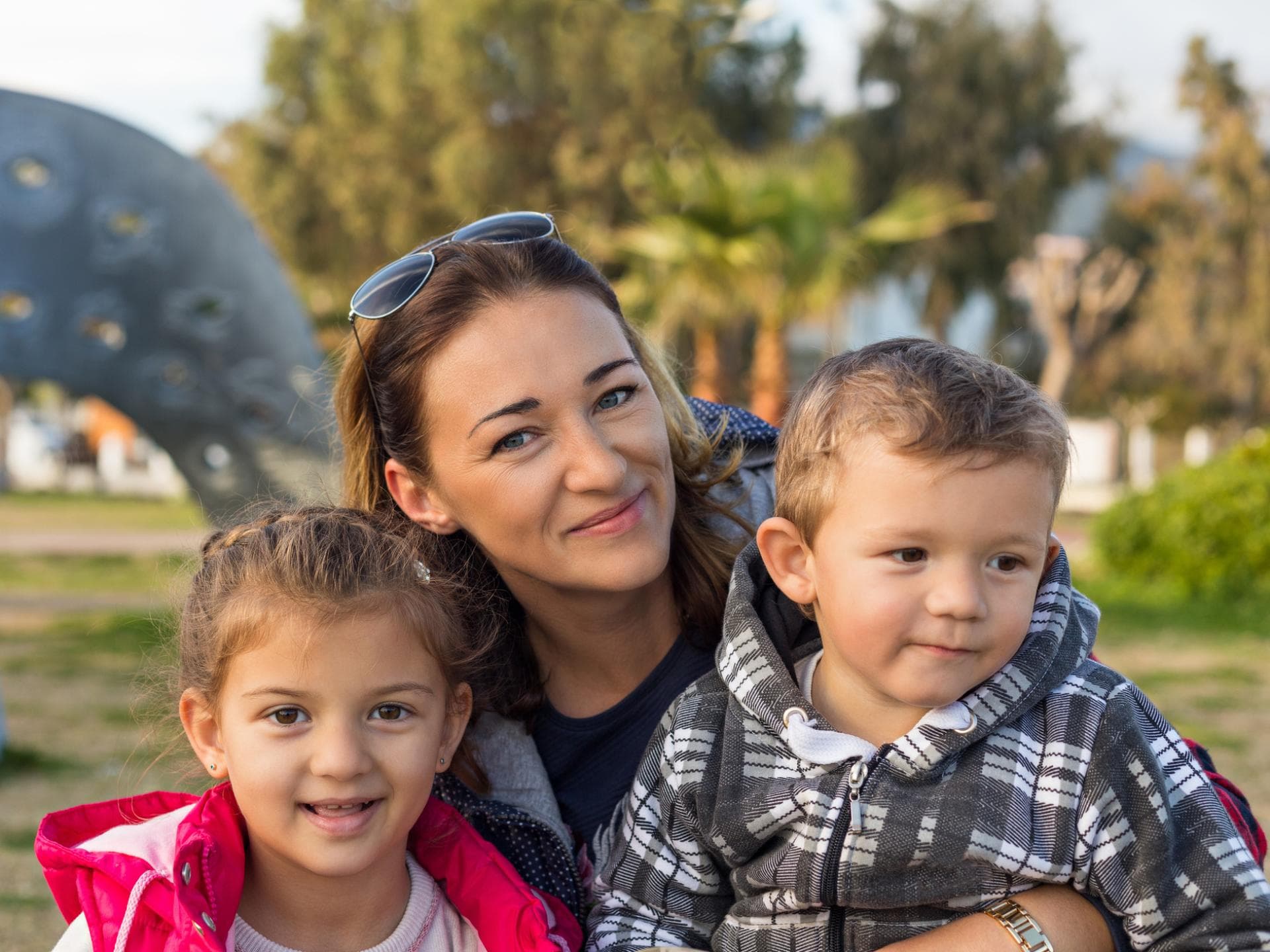 Die adoptierten Kinder sehen sich ähnlich ... Mutter mit Sohn und Tochter im Kita-Alter.