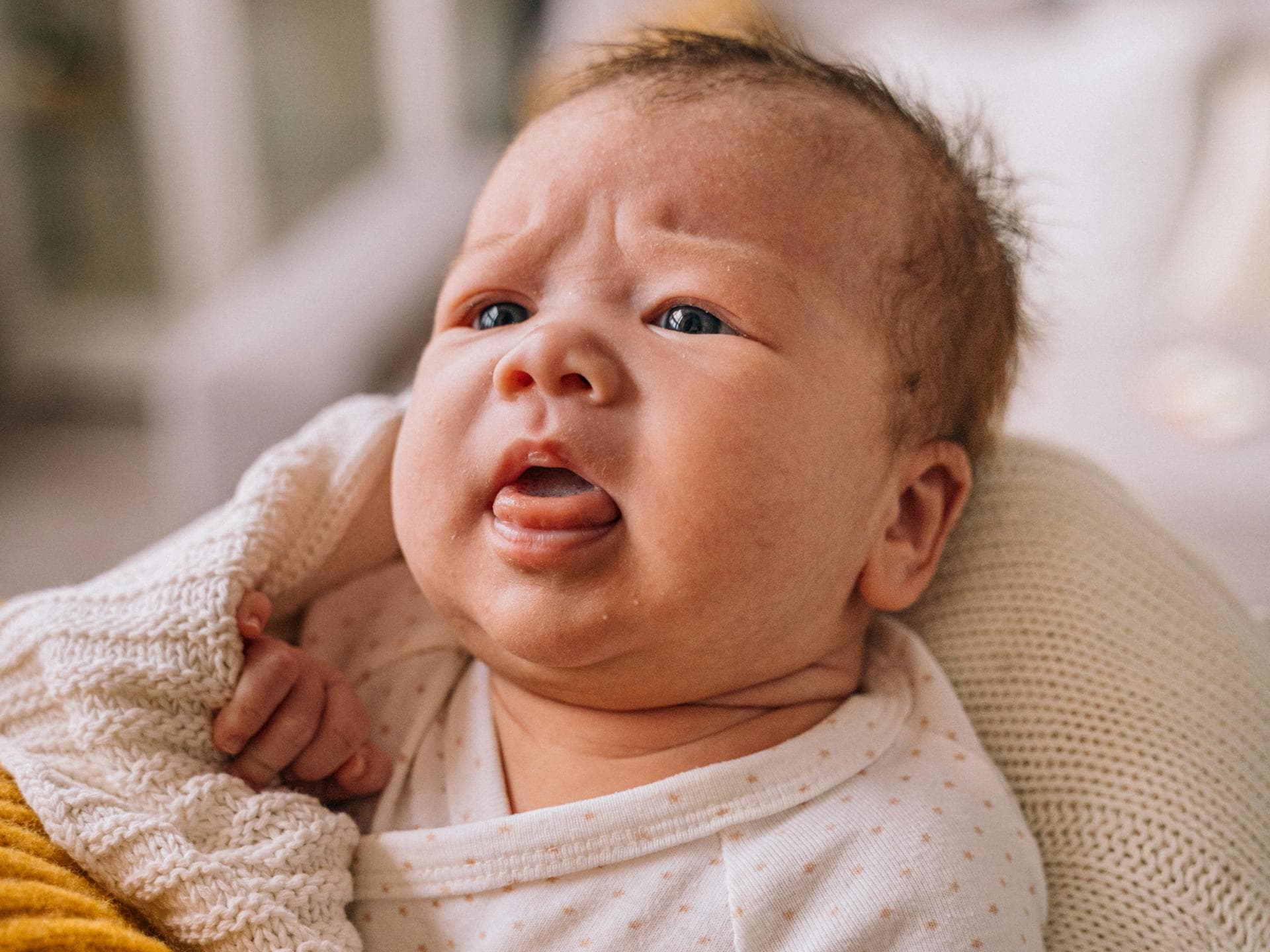 Baby runzelt die Stirn