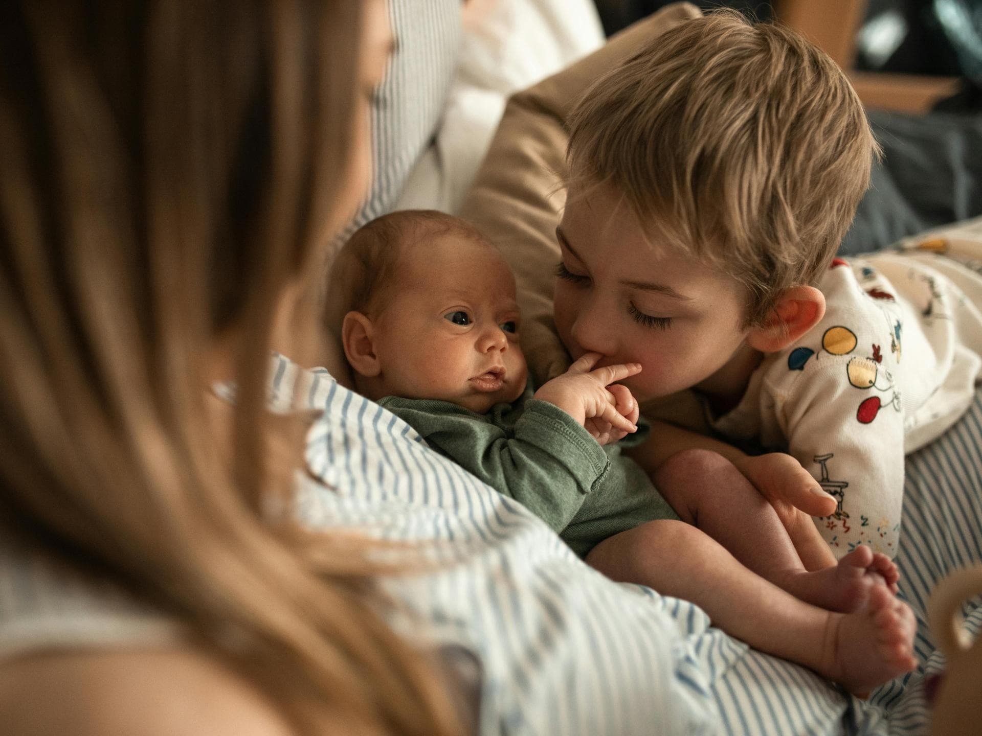 Mit dem zweiten Kind wird vieles anders. Geschwisterchen begrüßt das neue Baby.