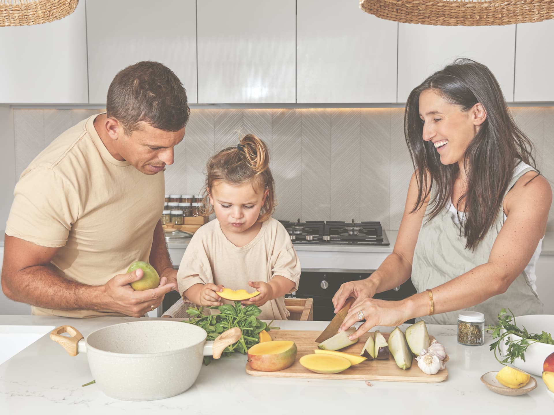 Frische Lebensmittel bringen Freude! Familie bereitet gemeinsam Essen vor.