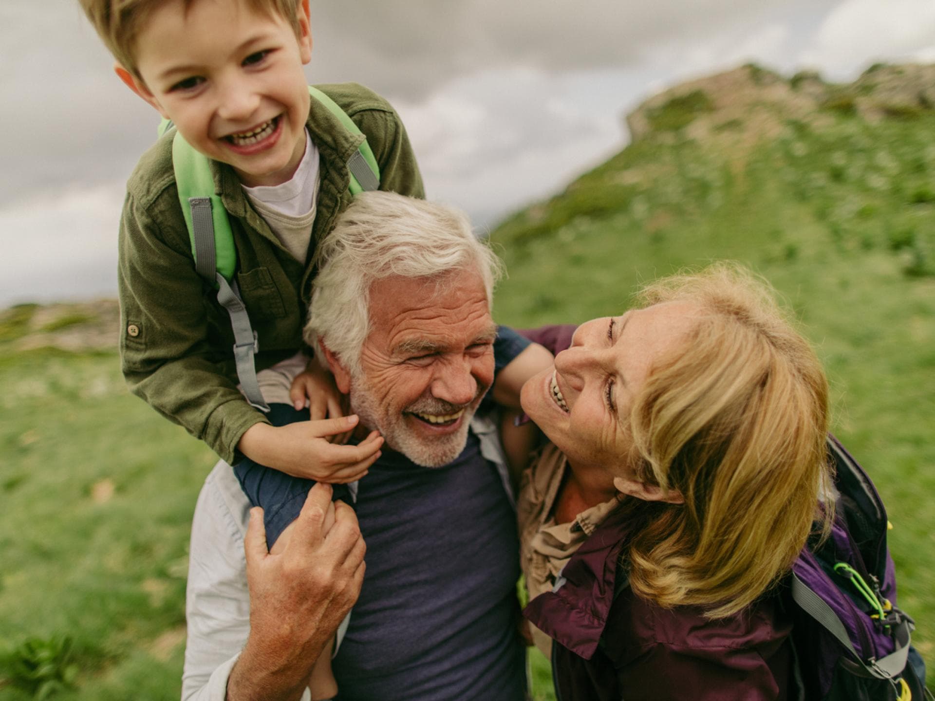 Die Großeltern der Generation X wird unternehmungslustig und offen. Großeltern mit Enkelsohn beim Wandern.