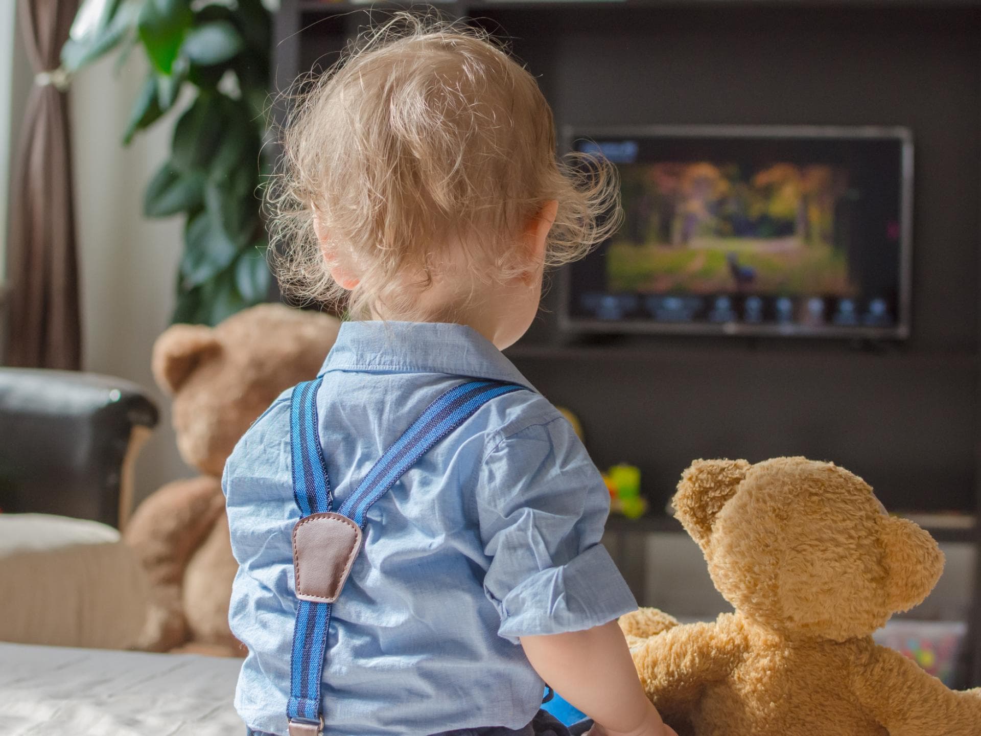 Ein Kleinkind guckt TV.