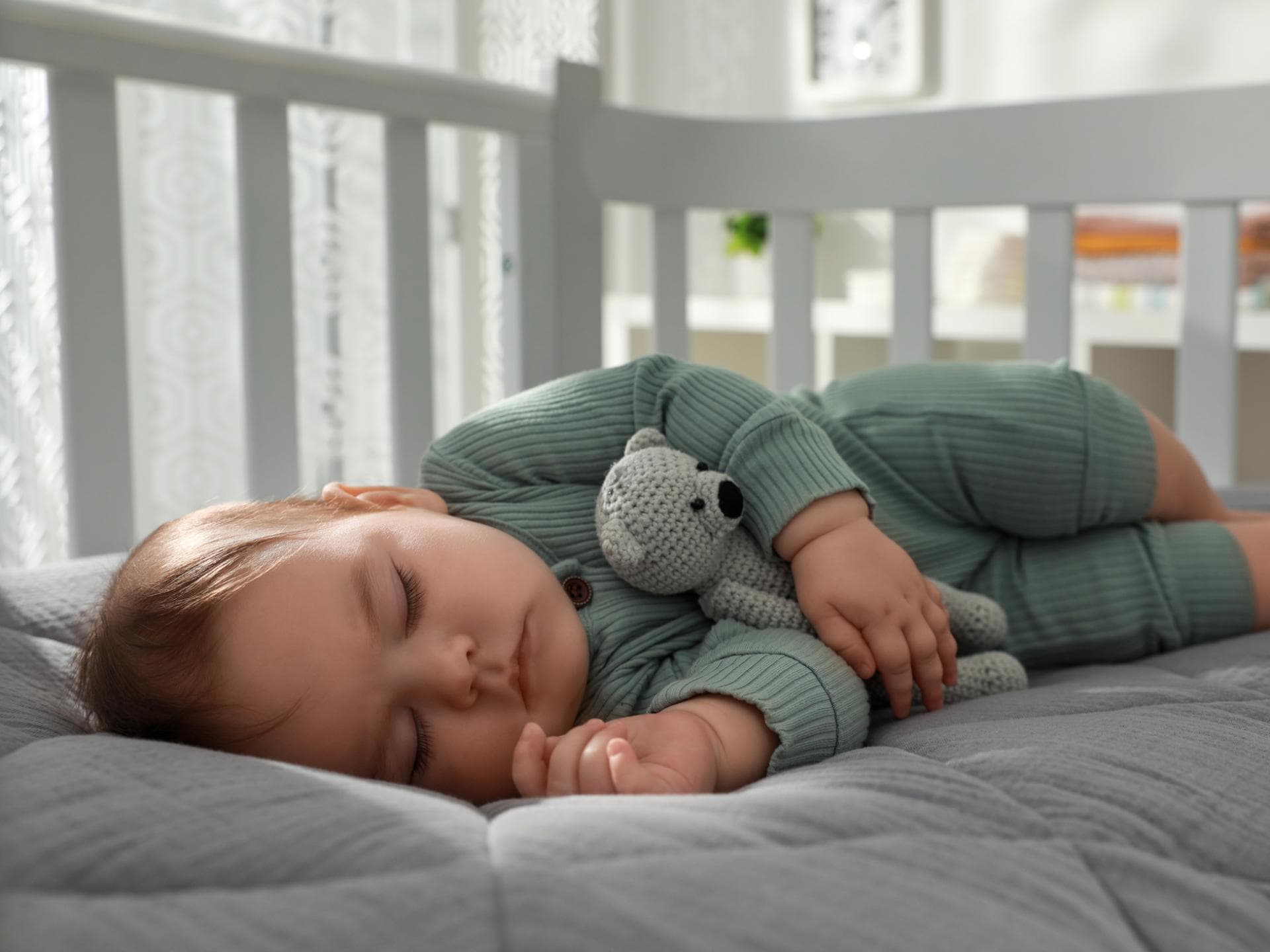 Baby schläft in seinem Bettchen.