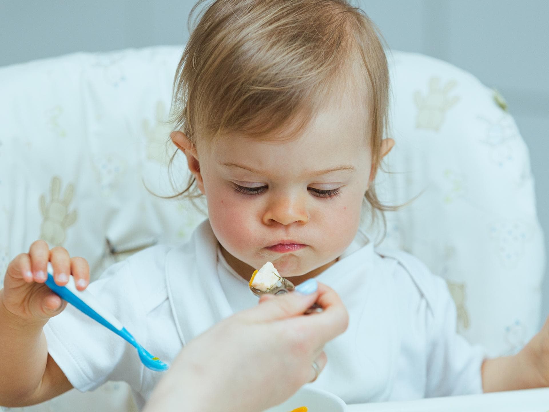 Mutter füttert ihr Baby.