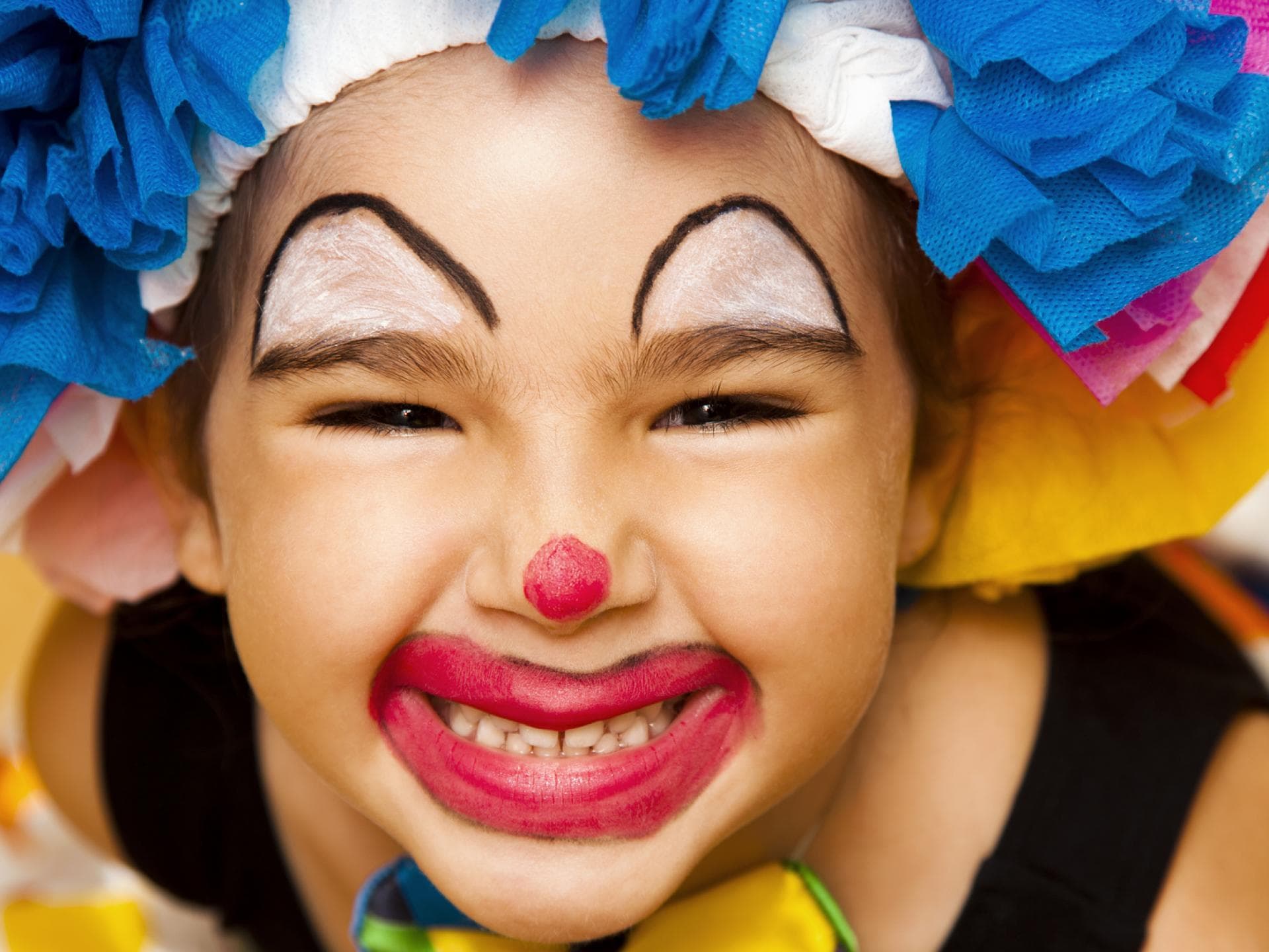 Ein als Clown geschminktes Kind.