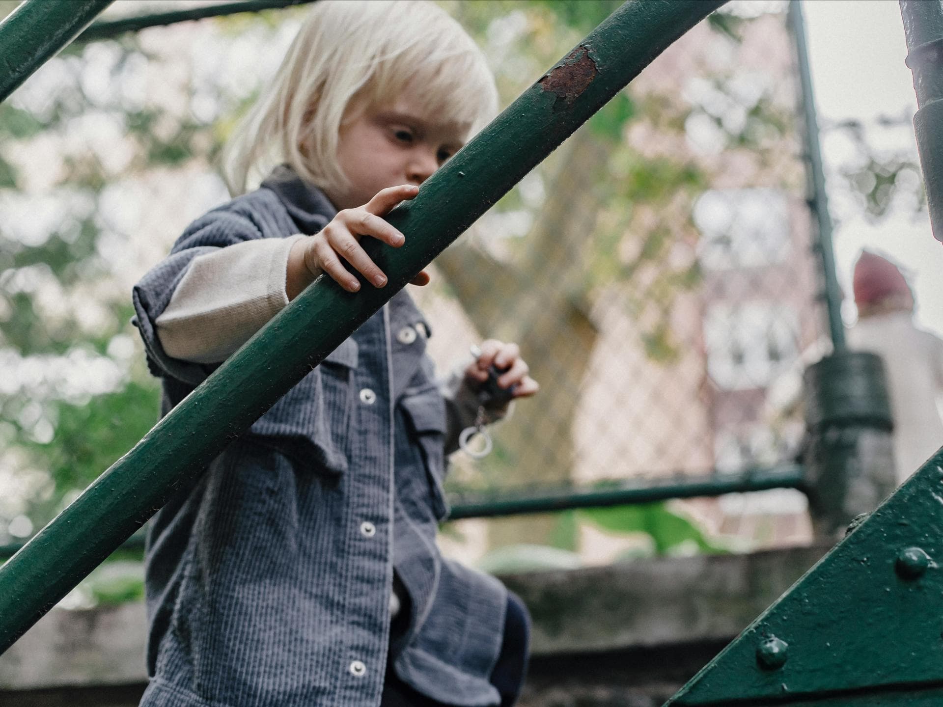 Nicht allen Kindern im Grundschulalter fällt das Treppensteigen leicht. Erstklässlerkind versucht, die Treppe hochzusteigen.