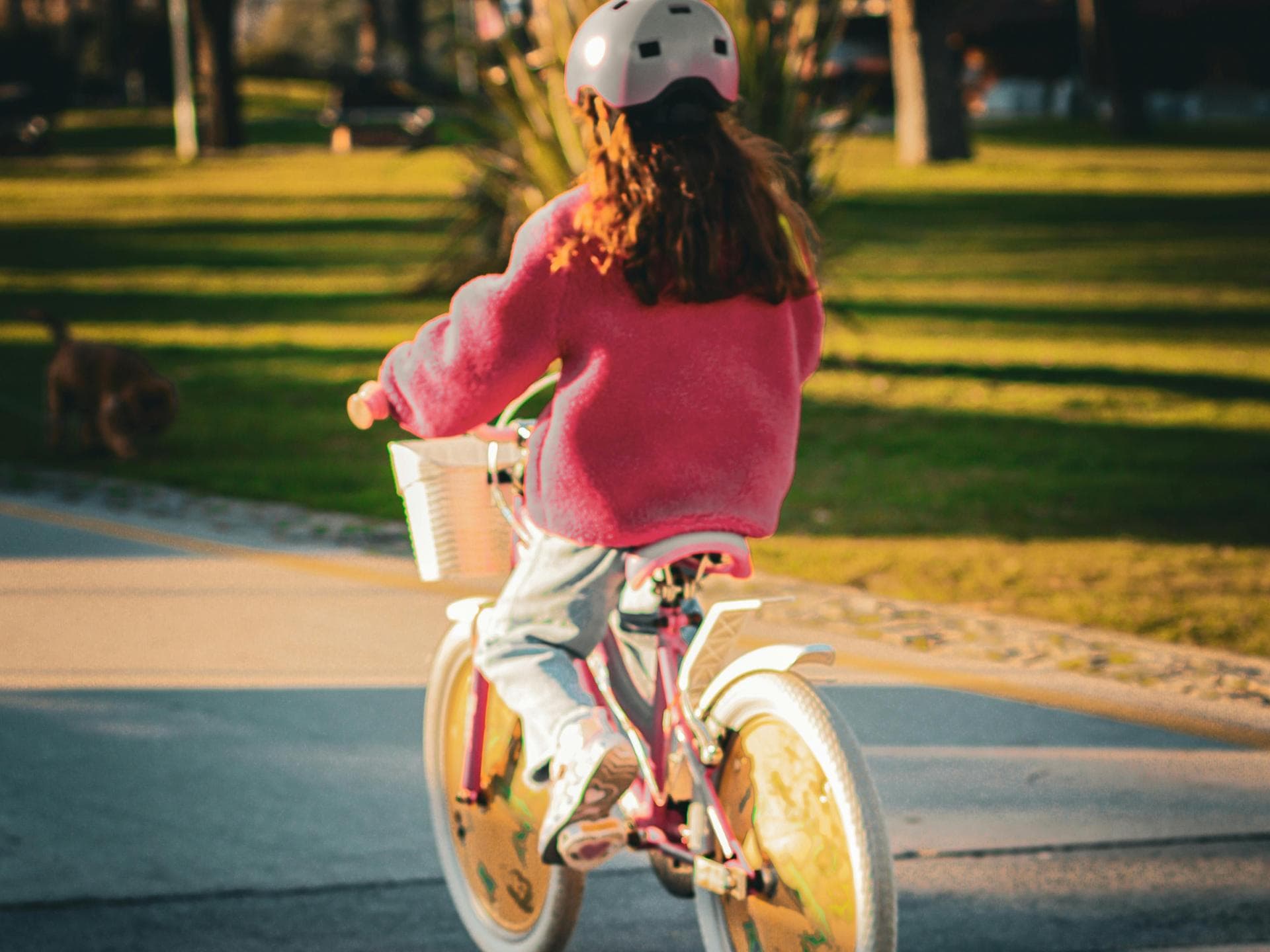 Mädchen von hinten auf dem Fahrrad
