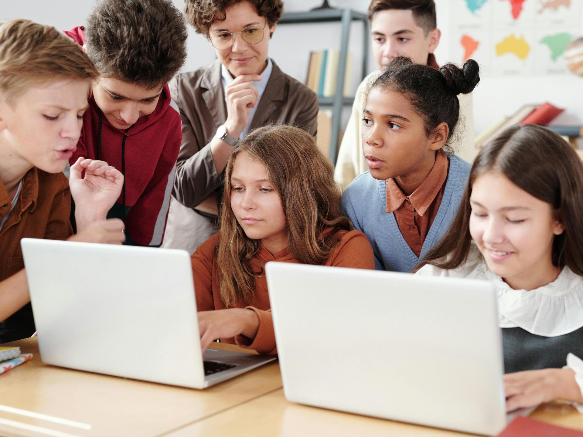 Generation Alpha: Jugendliche vor Laptops