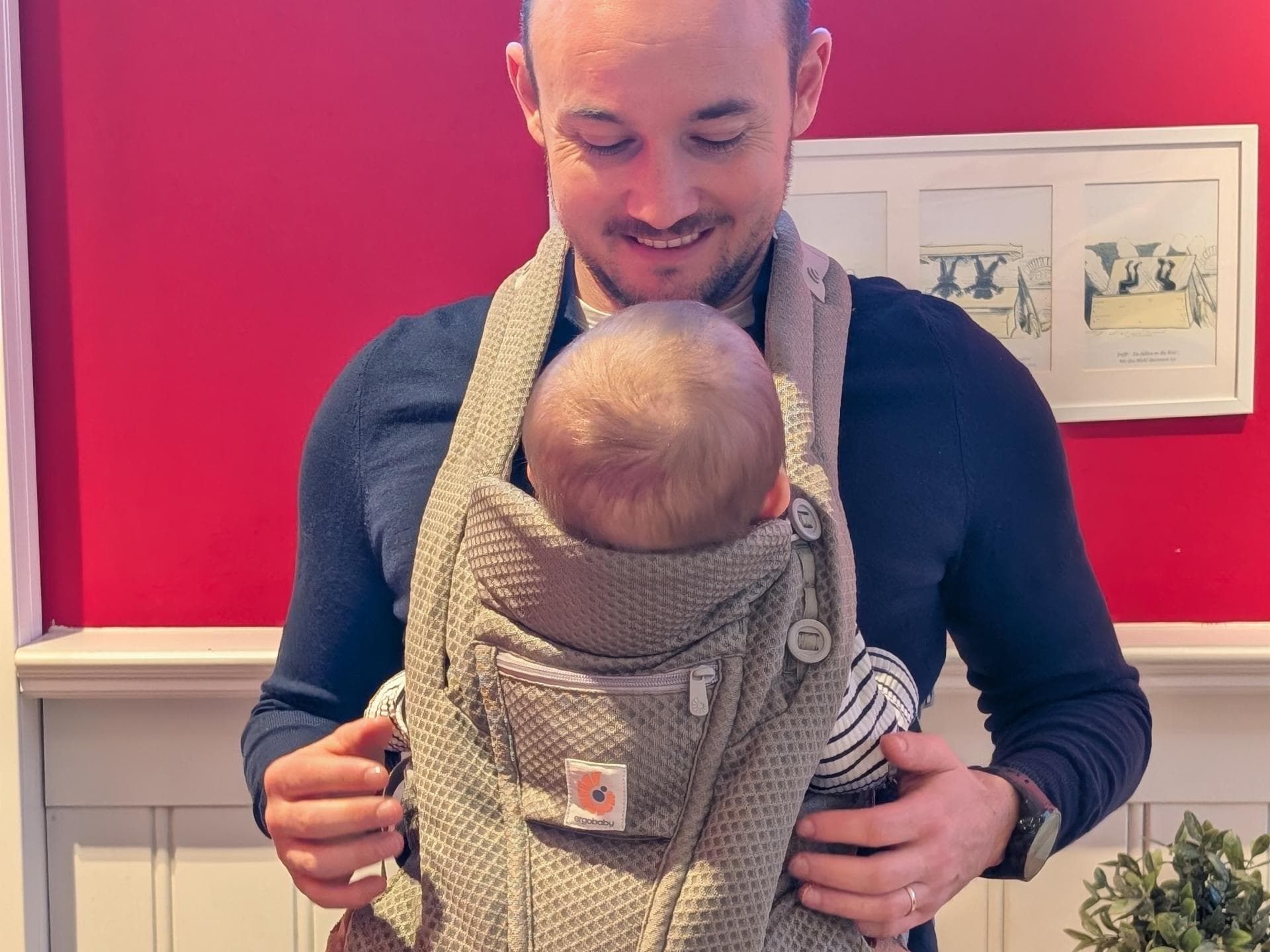 Über diese Babytrage von Ergobaby freuen sich Eltern und Nachwuchs gleichermaßen.
