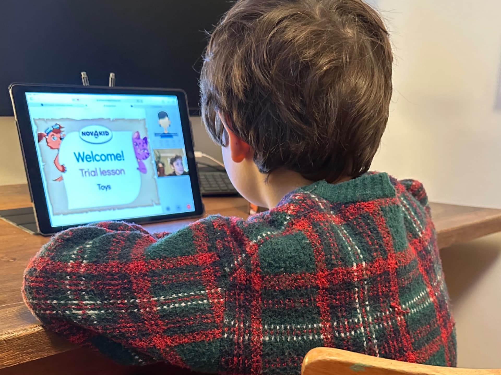 Im digitalen Unterricht von Novakid lernen Kindern mit Muttersprachlern Englisch. Im digitalen Unterricht von Novakid lernen Kindern mit Muttersprachlern Englisch.