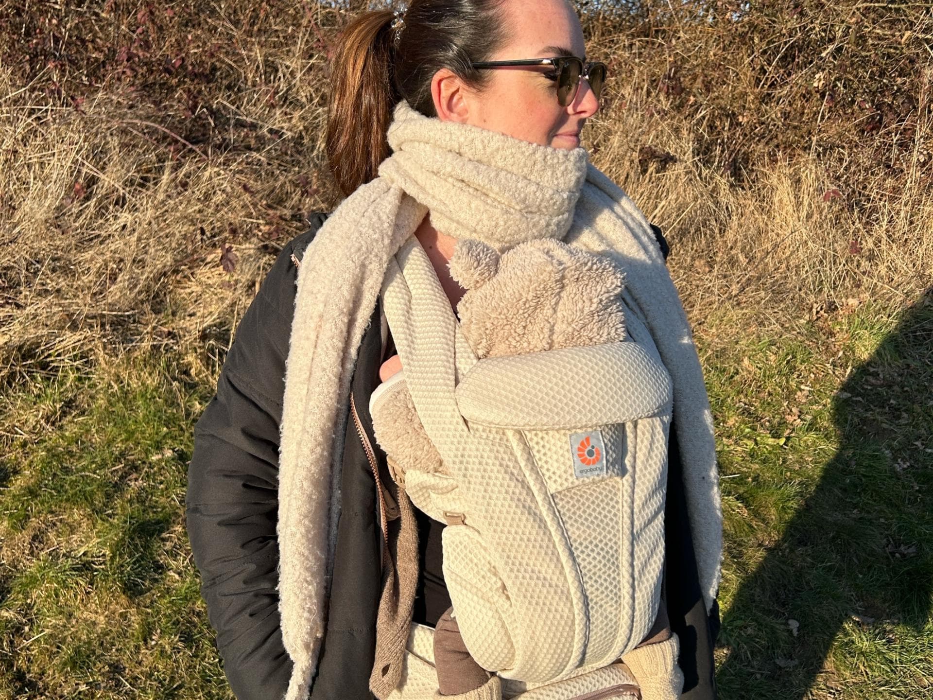 Mama Tanja findet die Babytrage nicht nur modern und schick, sondern auch total bequem.