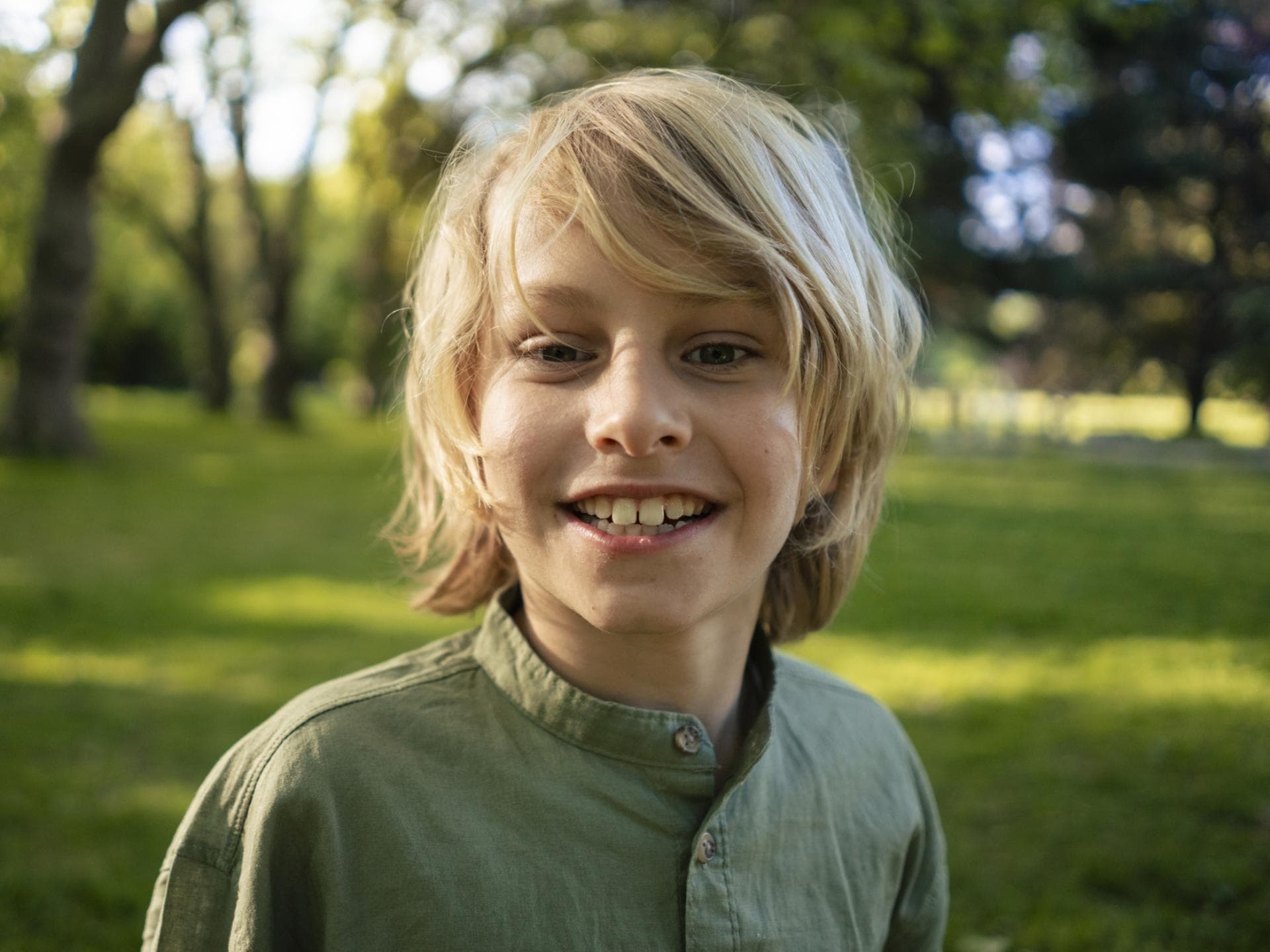 Ein Junge mit halblangen Haaren