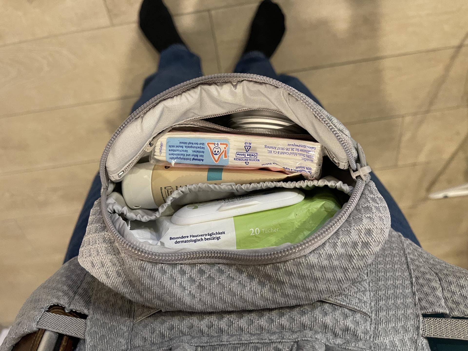 Alles Wichtige verstaut: Die Babytrage "Omni Deluxe" bietet Komfort und Stauraum.