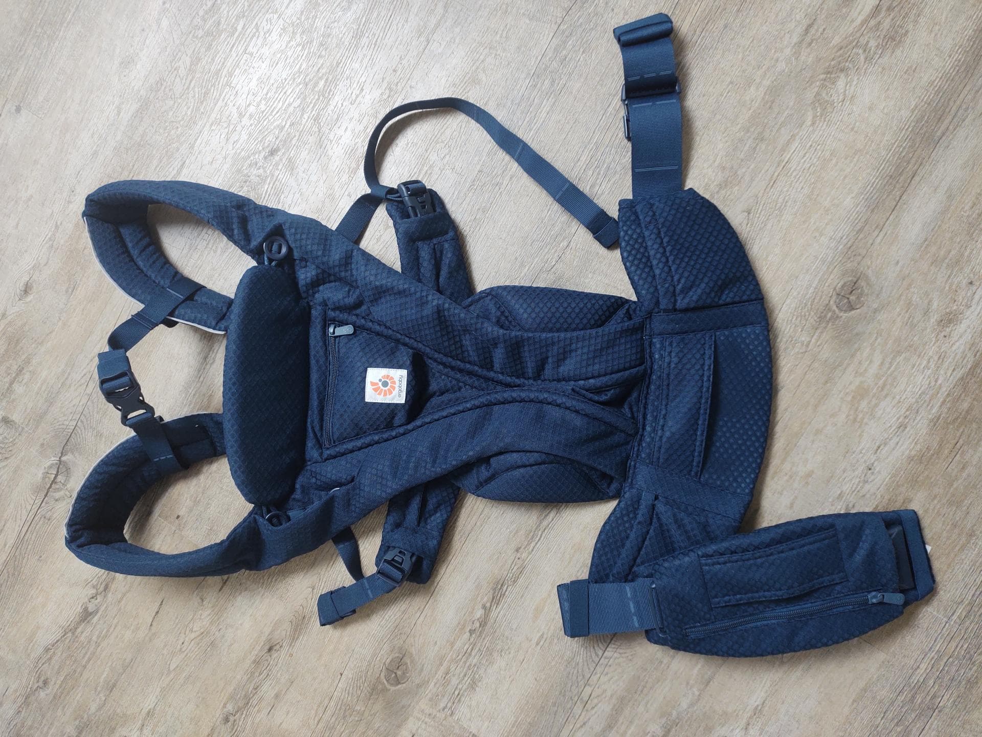 Die "Omni Deluxe" Babytrage gibt es in vielen tollen Farben.
