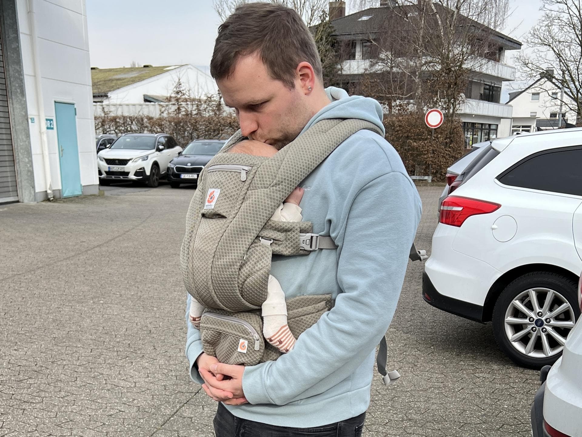In der "Omni Deluxe" Babytrage ist das Baby sicher und geschützt.